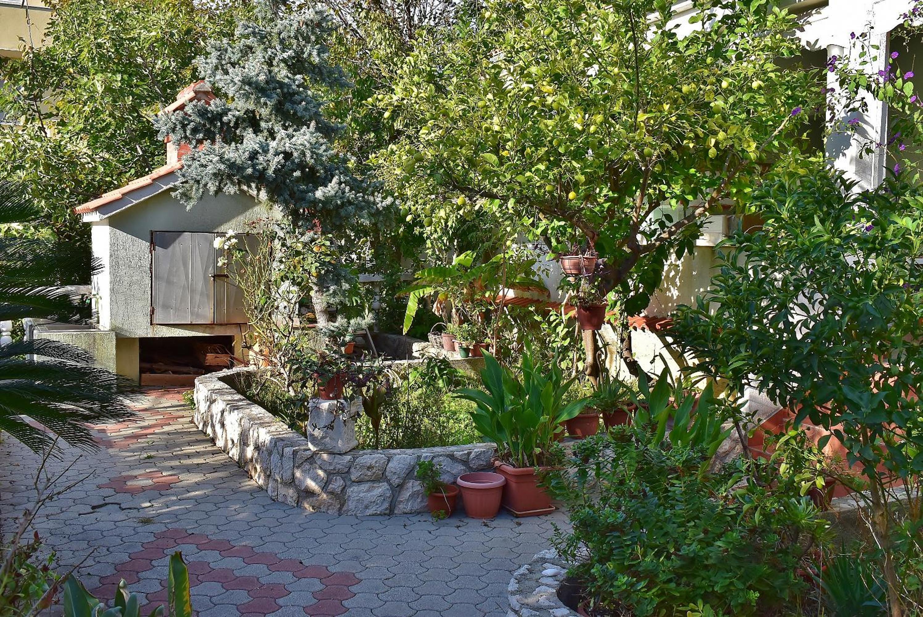 Apartment with Balcony - Photo 4