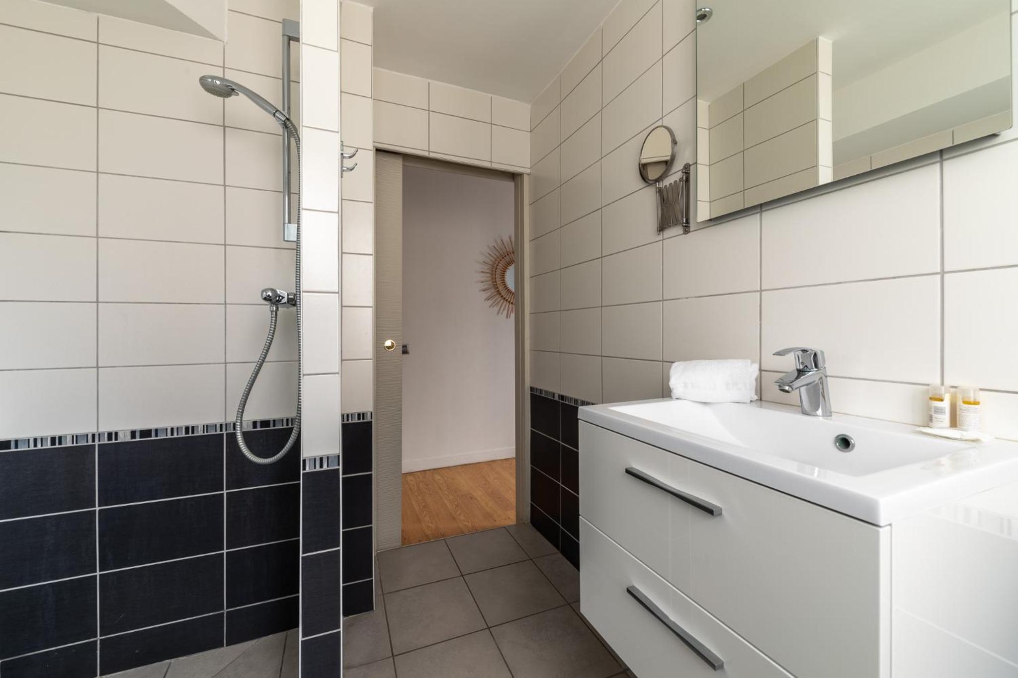 Large Double Room - Photo 3