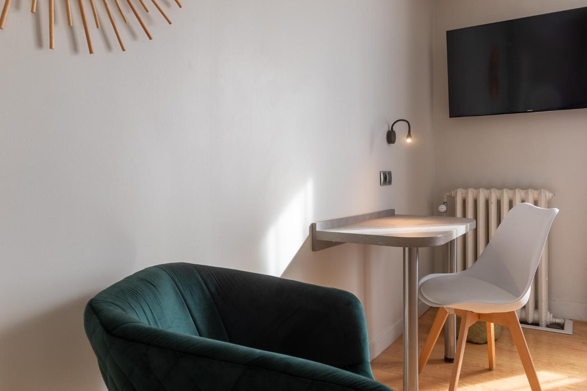 Large Double Room - Photo 4