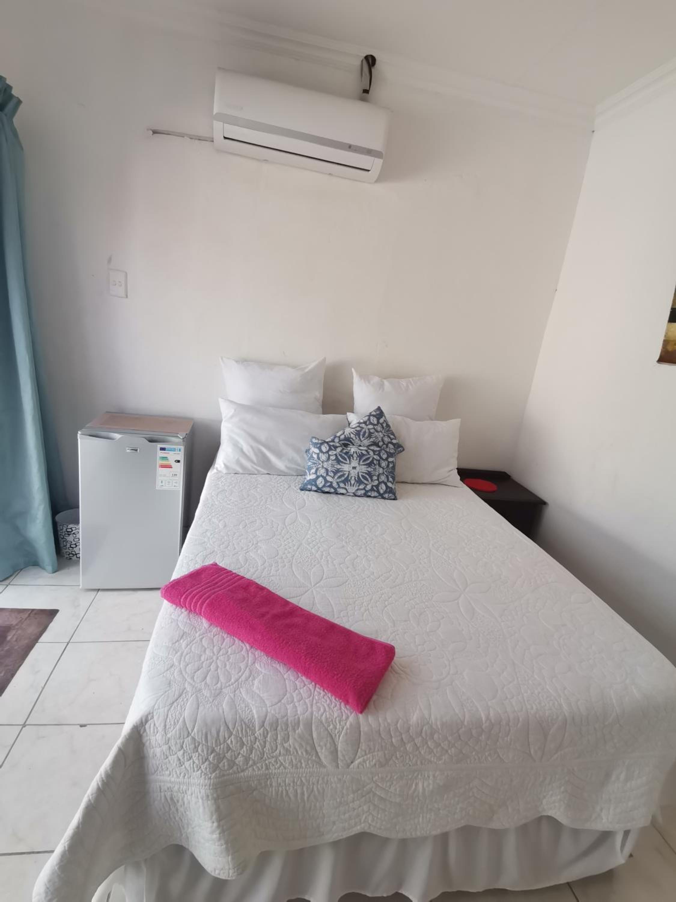 Deluxe Double Room with Shower - Photo 3