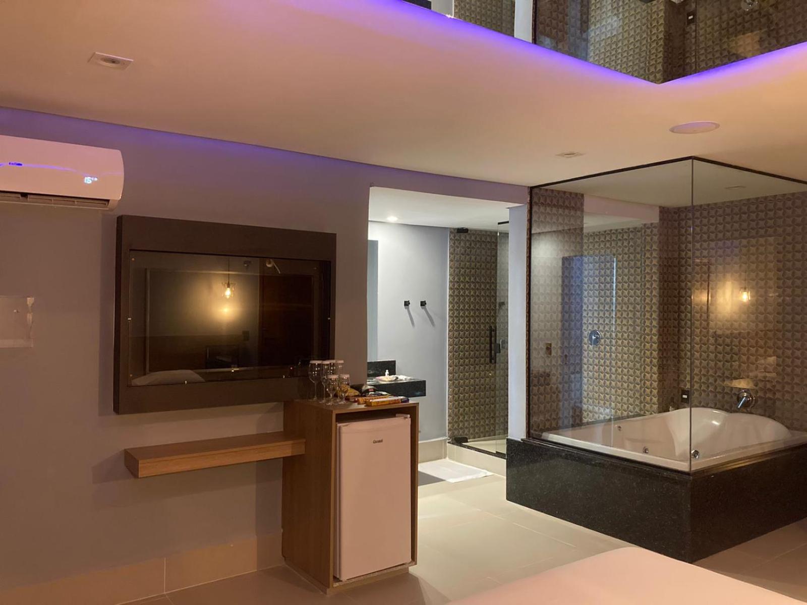 King Suite with Spa Bath - Photo 11
