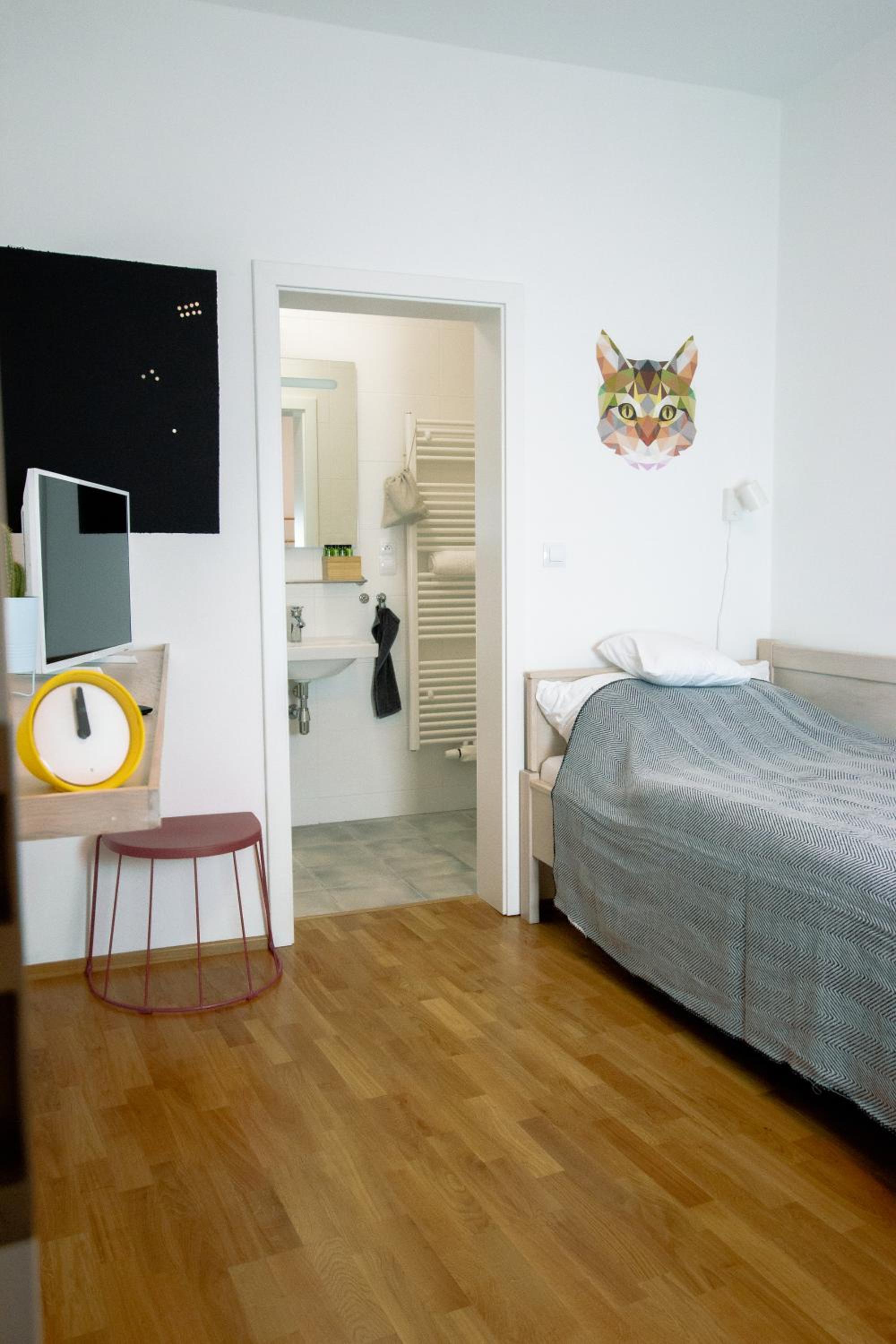 Single Room with Private Bathroom photo 3