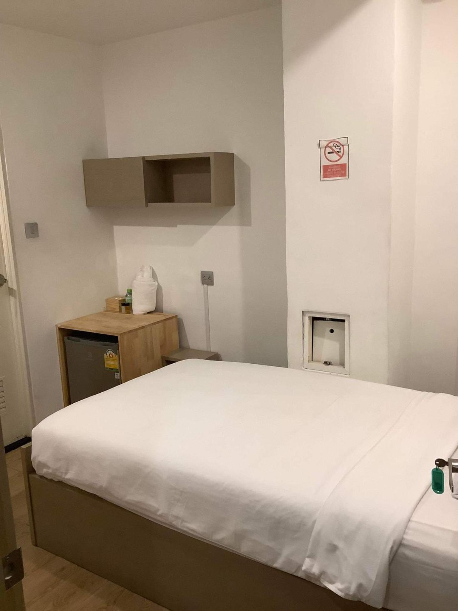 Single Room with Bathroom photo 2