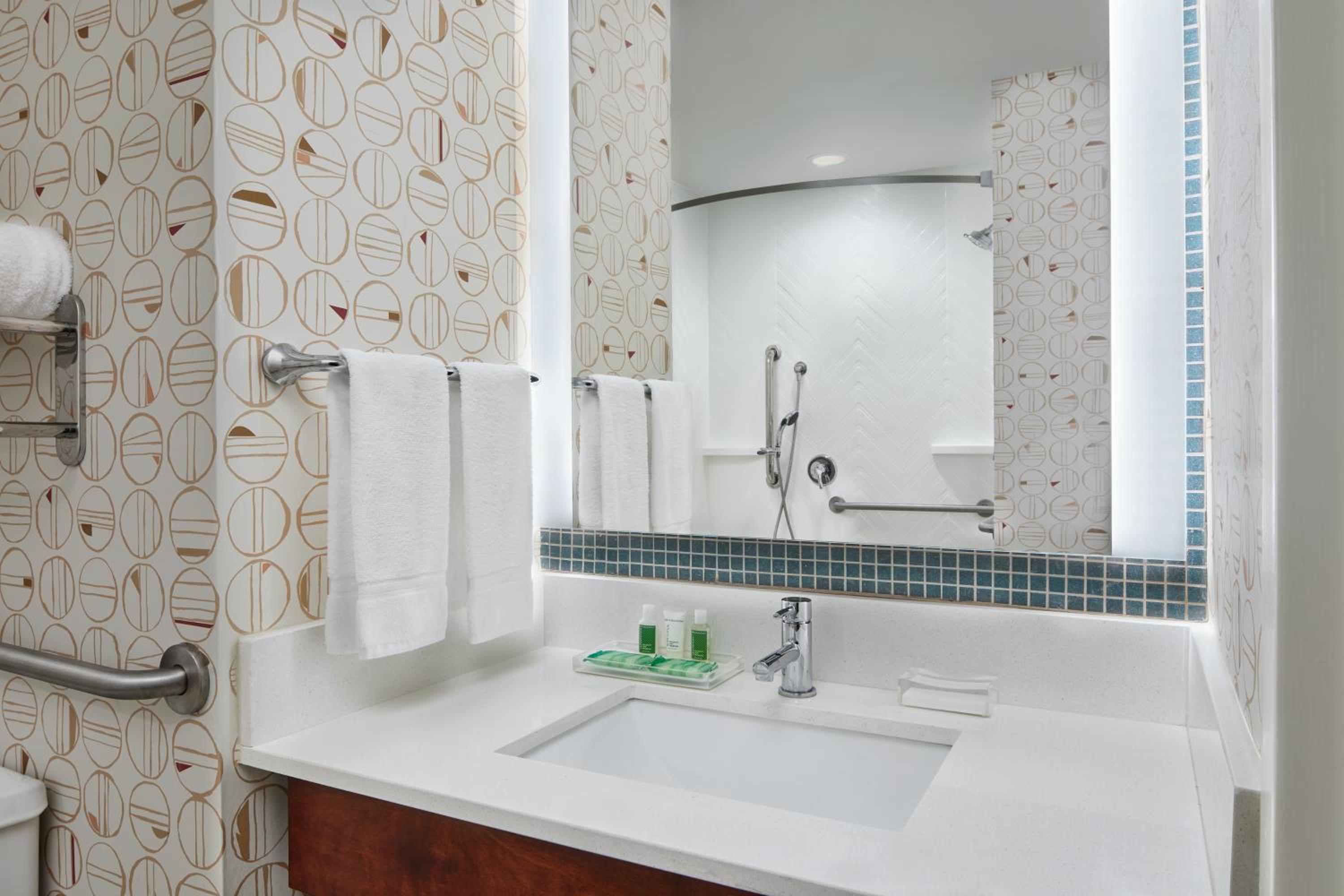 Standard Room with Two Queen Beds - Communications Accessible Tub - Photo 4