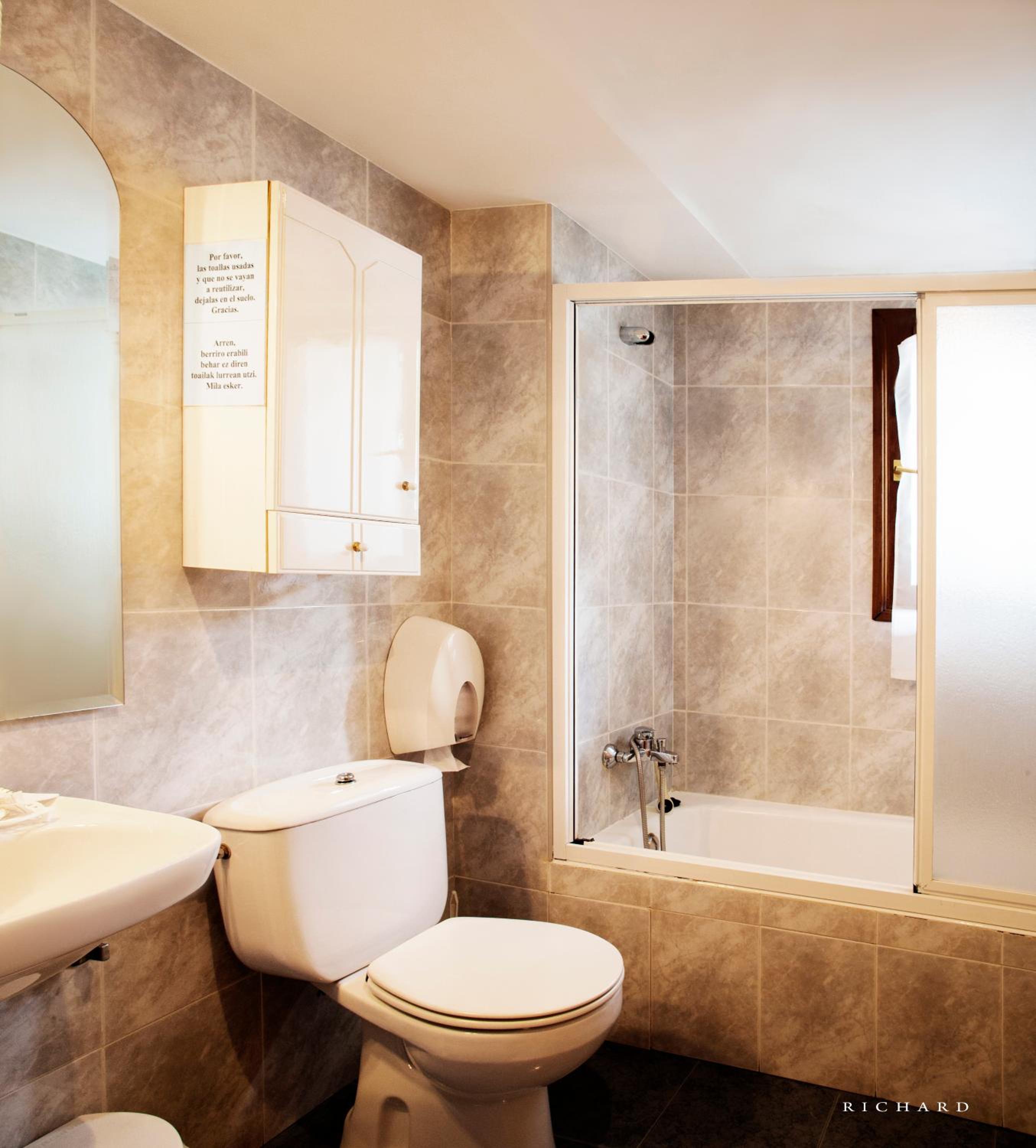 Double or Twin Room - Photo 3