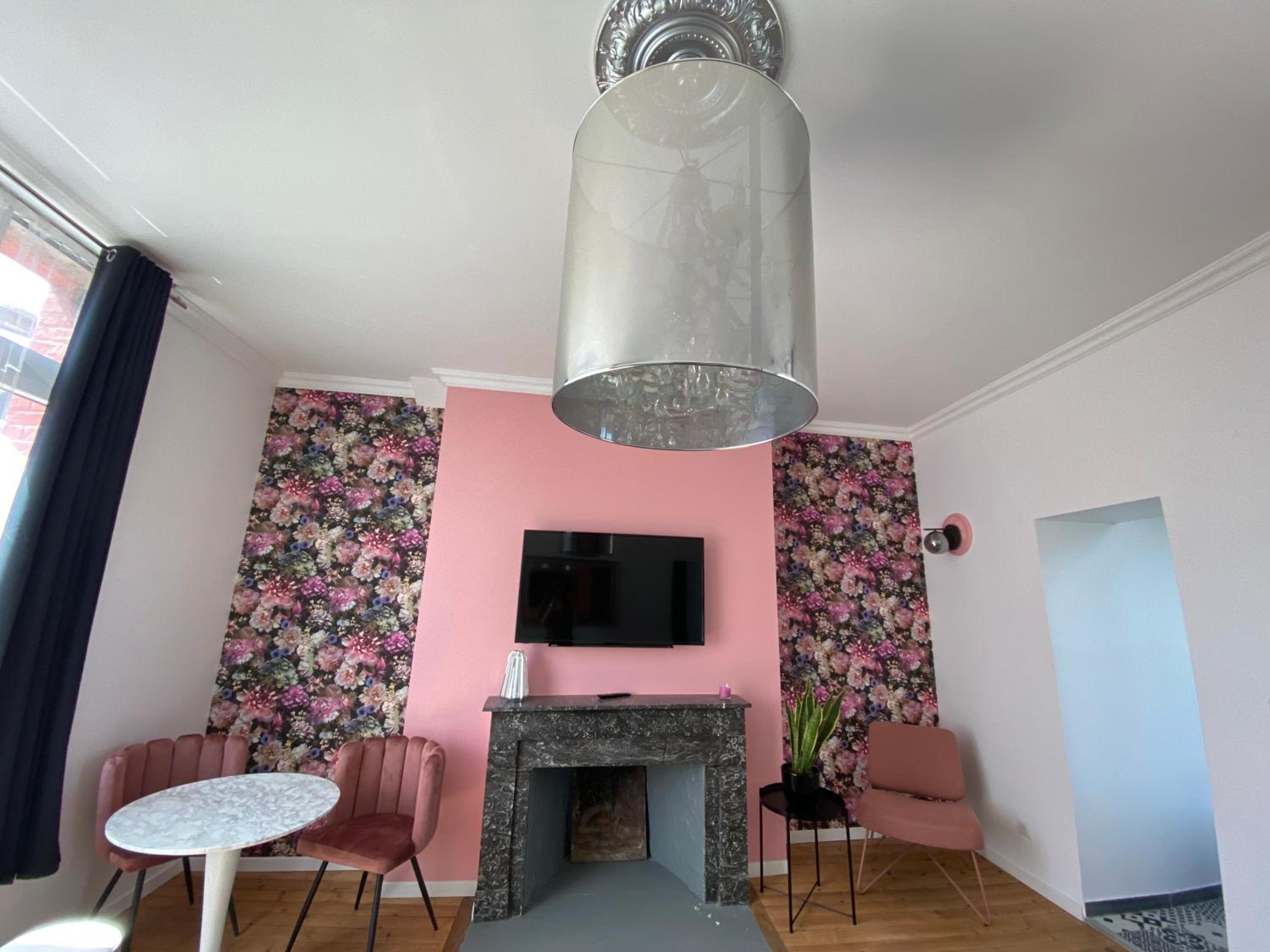 One-Bedroom Apartment - Photo 1