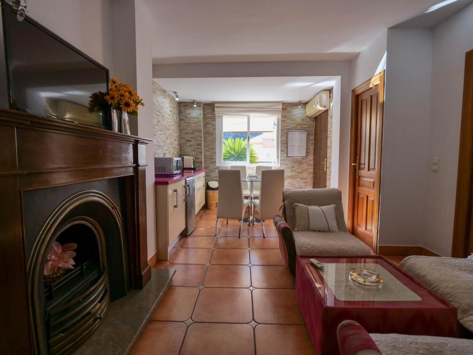 Apartamento de Dos Habitaciones con Piscina (4 Adultos)