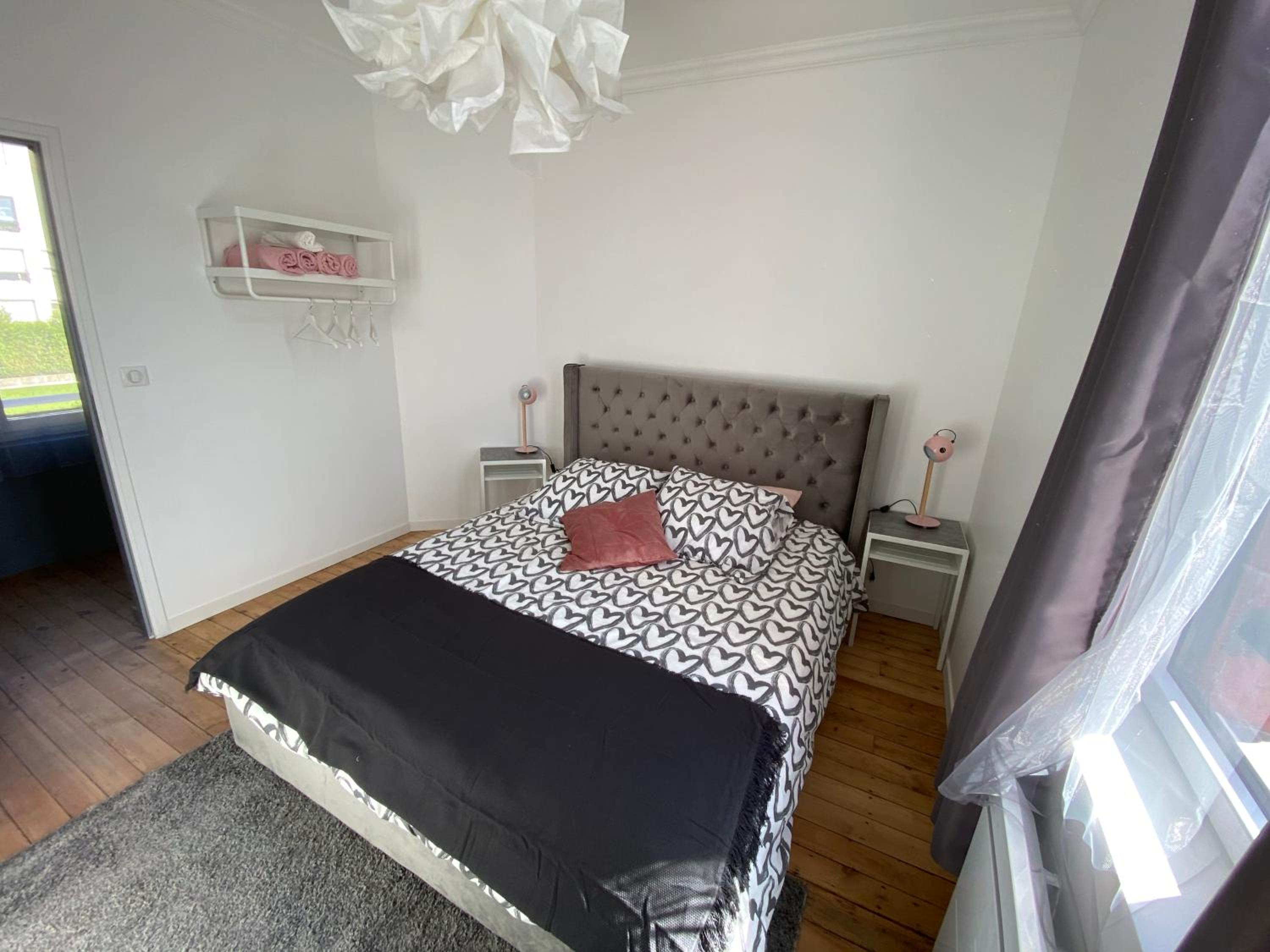 One-Bedroom Apartment - Photo 2