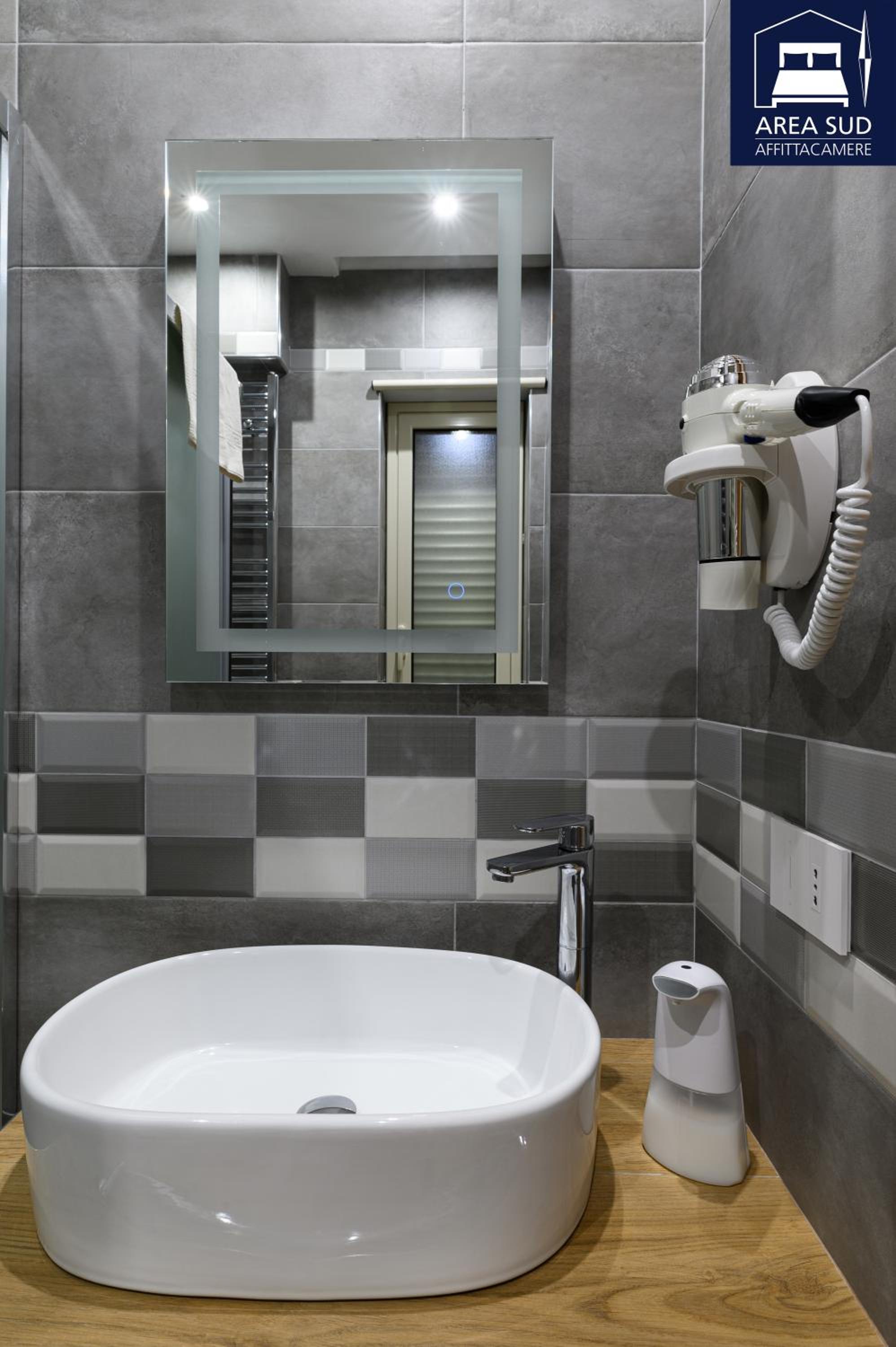 Single Room with Private Bathroom photo 3