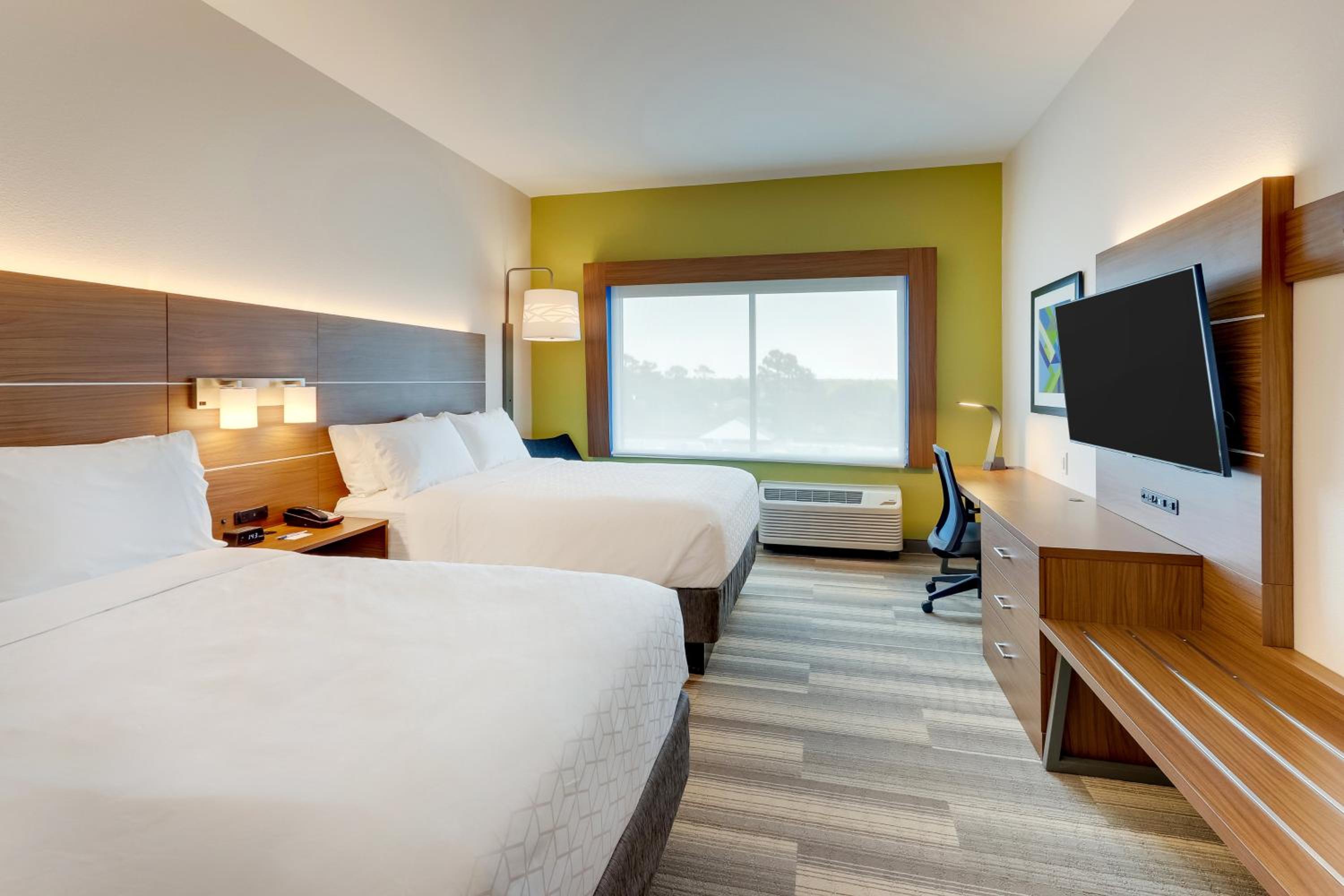 Standard Queen Room with Two Queen Beds - Photo 4