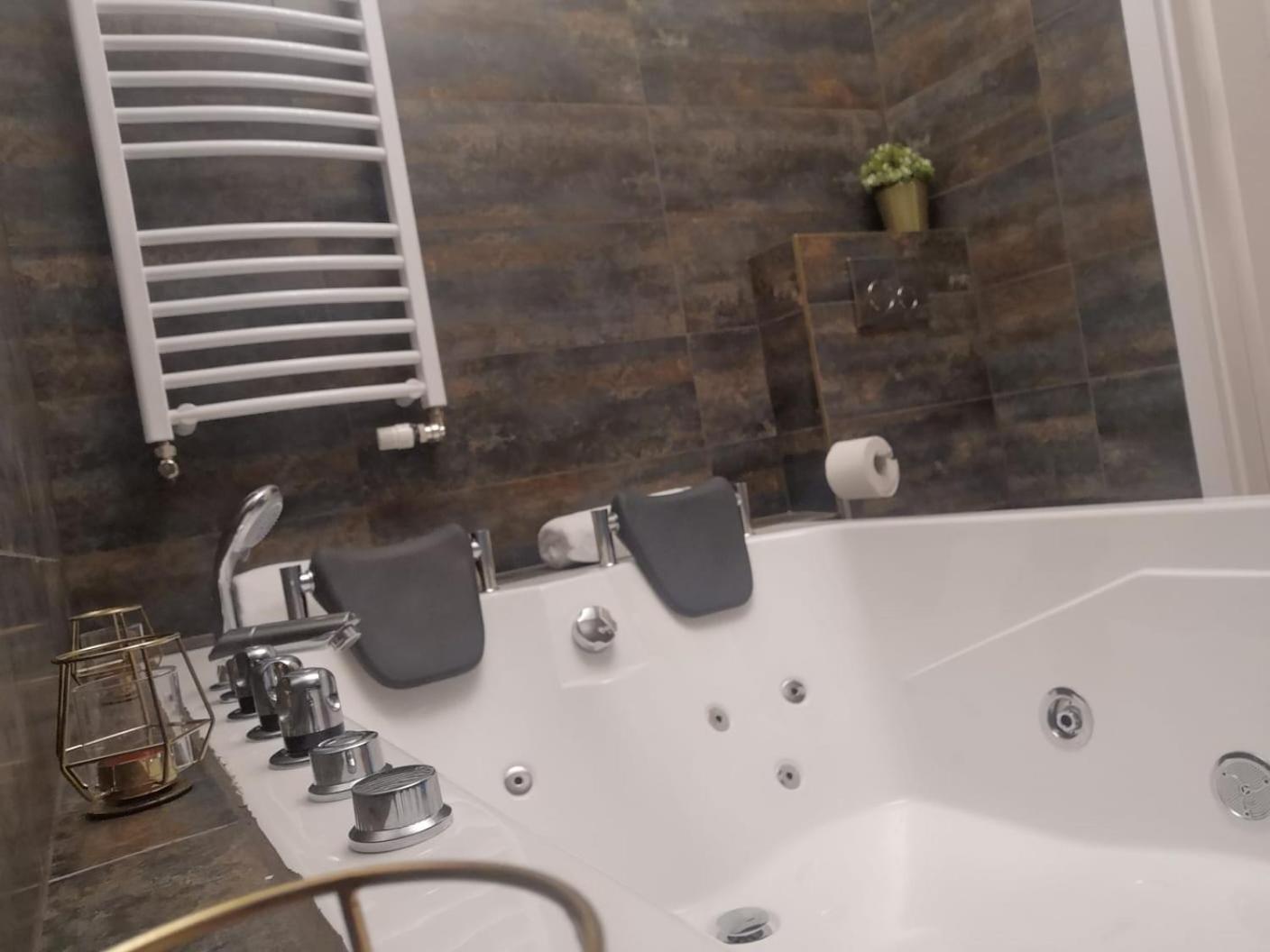 One-Bedroom Apartment - Photo 4