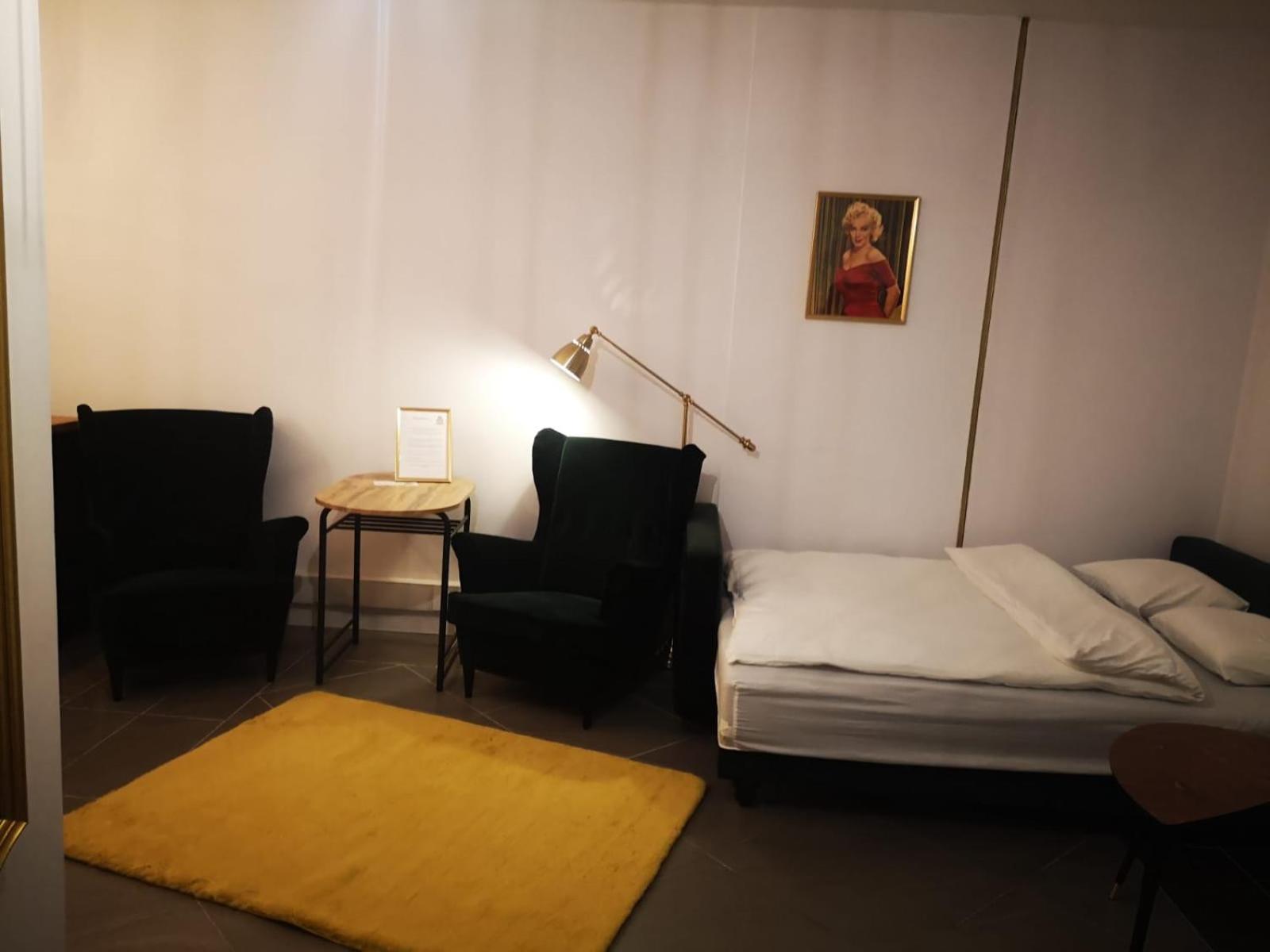 One-Bedroom Apartment - Photo 3