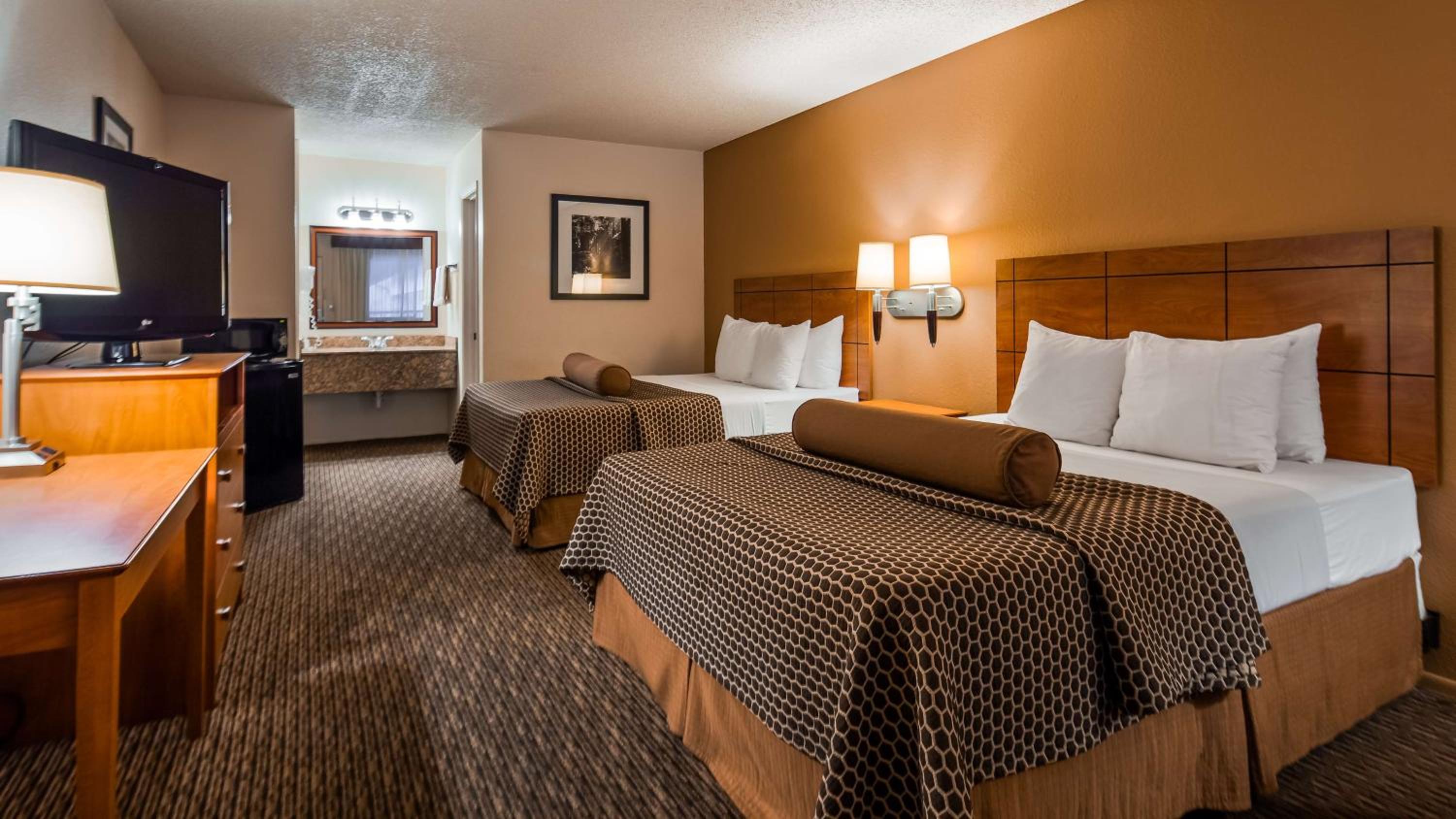 Queen Room with Two Queen Beds - Non-Smoking photo 1