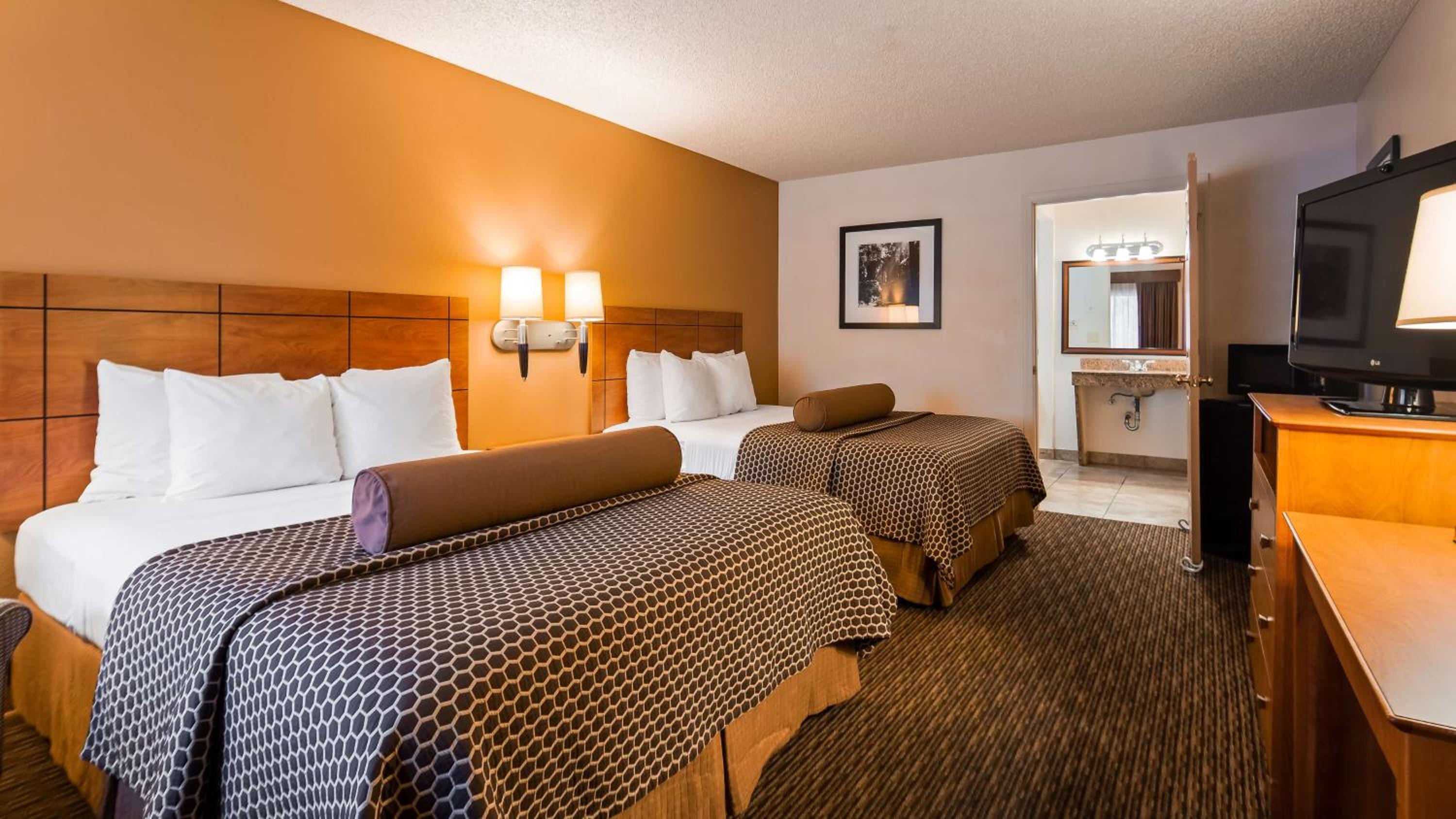 Queen Room with Two Queen Beds with Roll-In Shower - Mobility Access photo 1