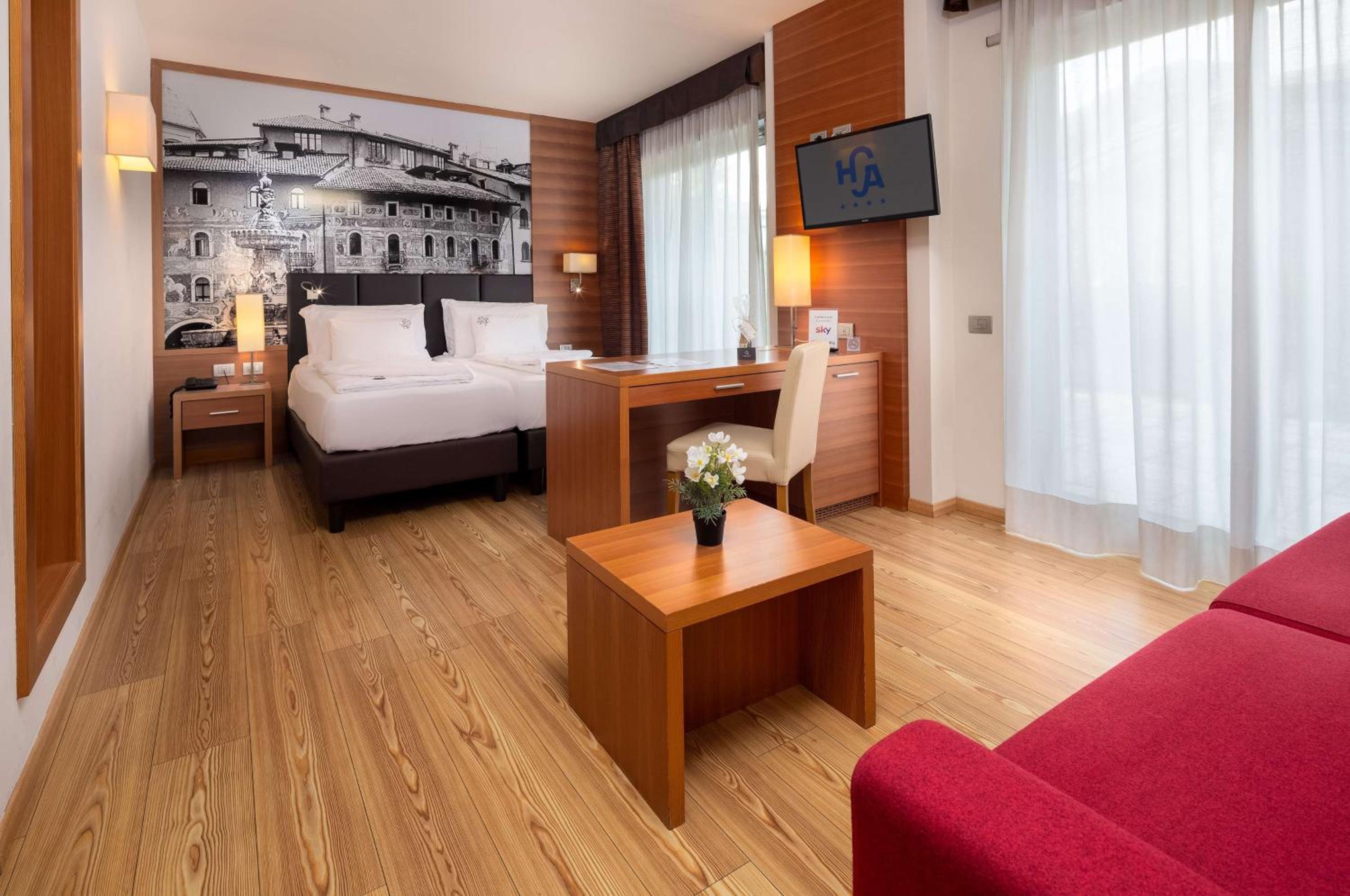 Junior King Suite with Sofa Bed - Photo 9