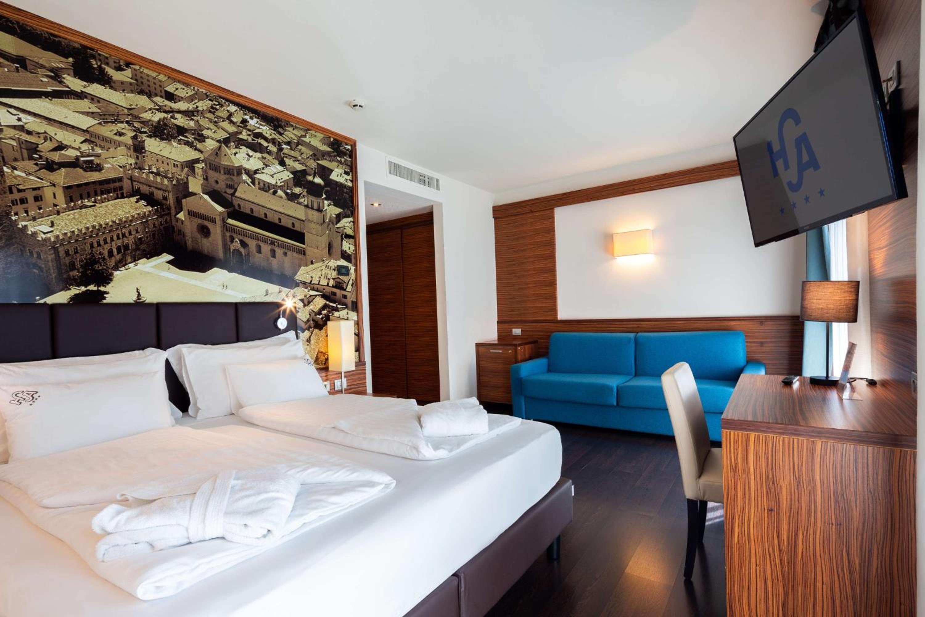 Junior King Suite with Sofa Bed - Photo 11