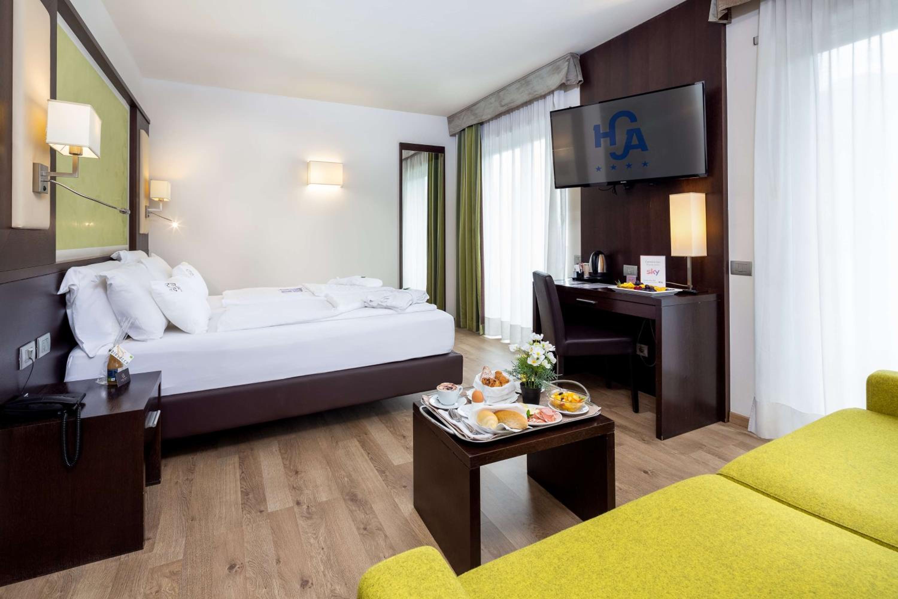 Junior King Suite with Sofa Bed - Photo 4