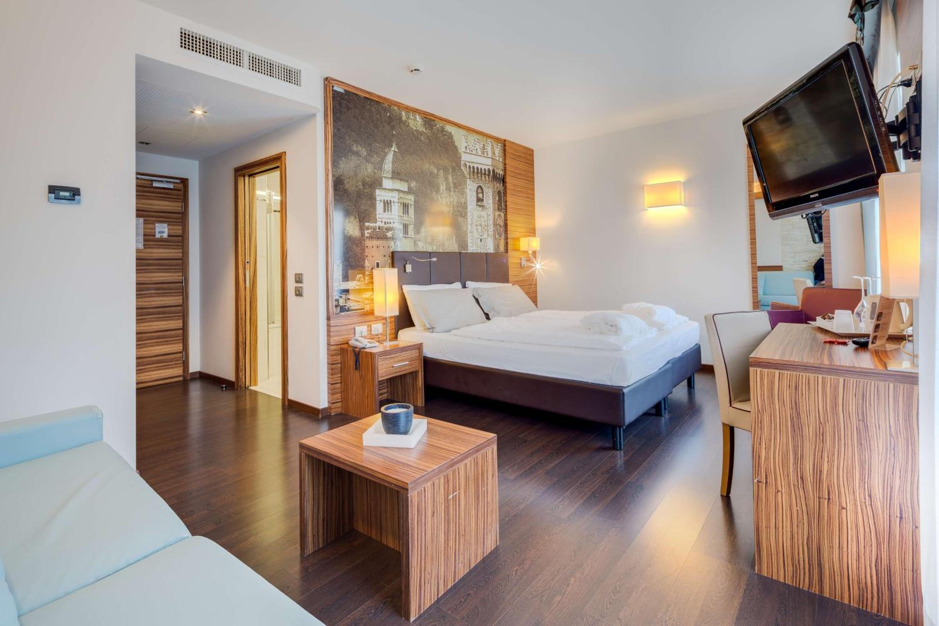 Junior King Suite with Sofa Bed - Photo 8