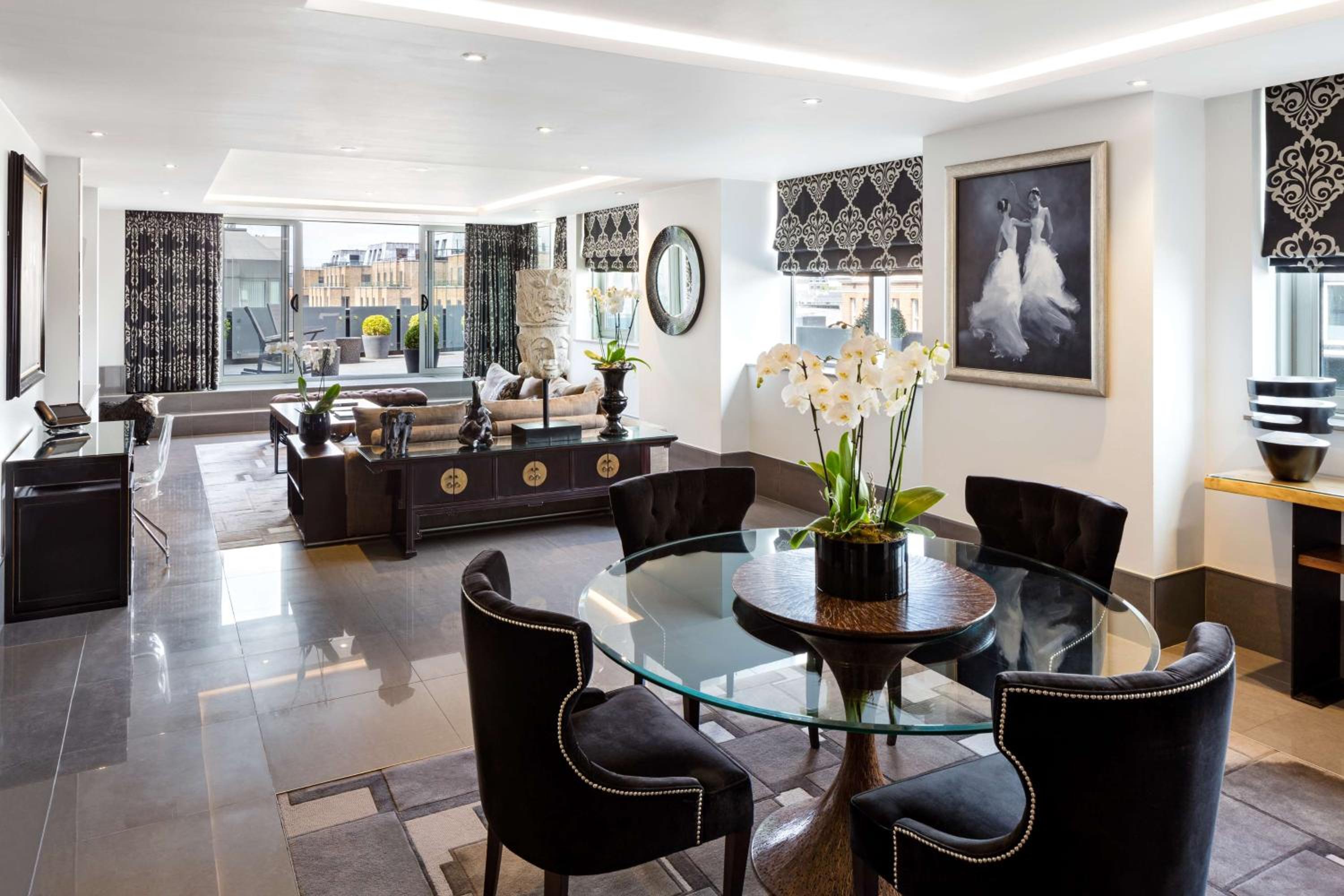 One-Bedroom Suite with Terrace thumbnail 5