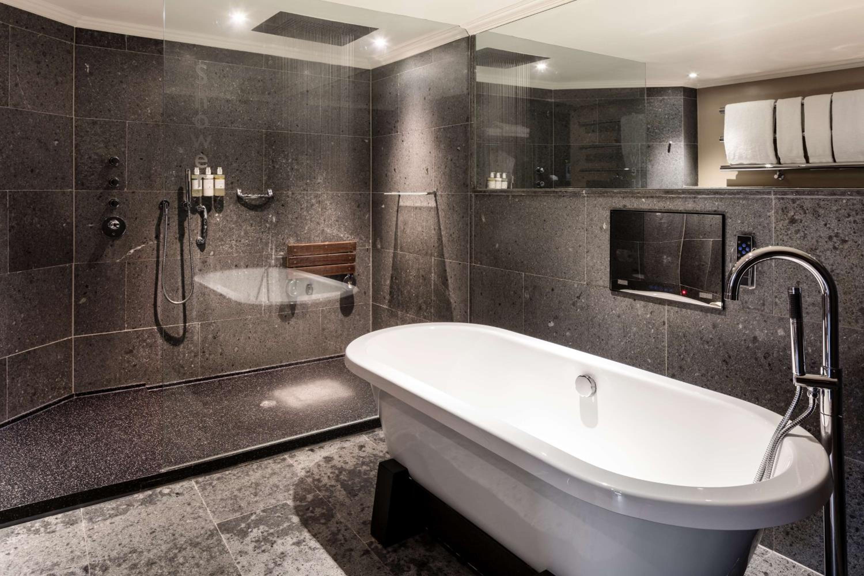 One-Bedroom Suite thumbnail 6
