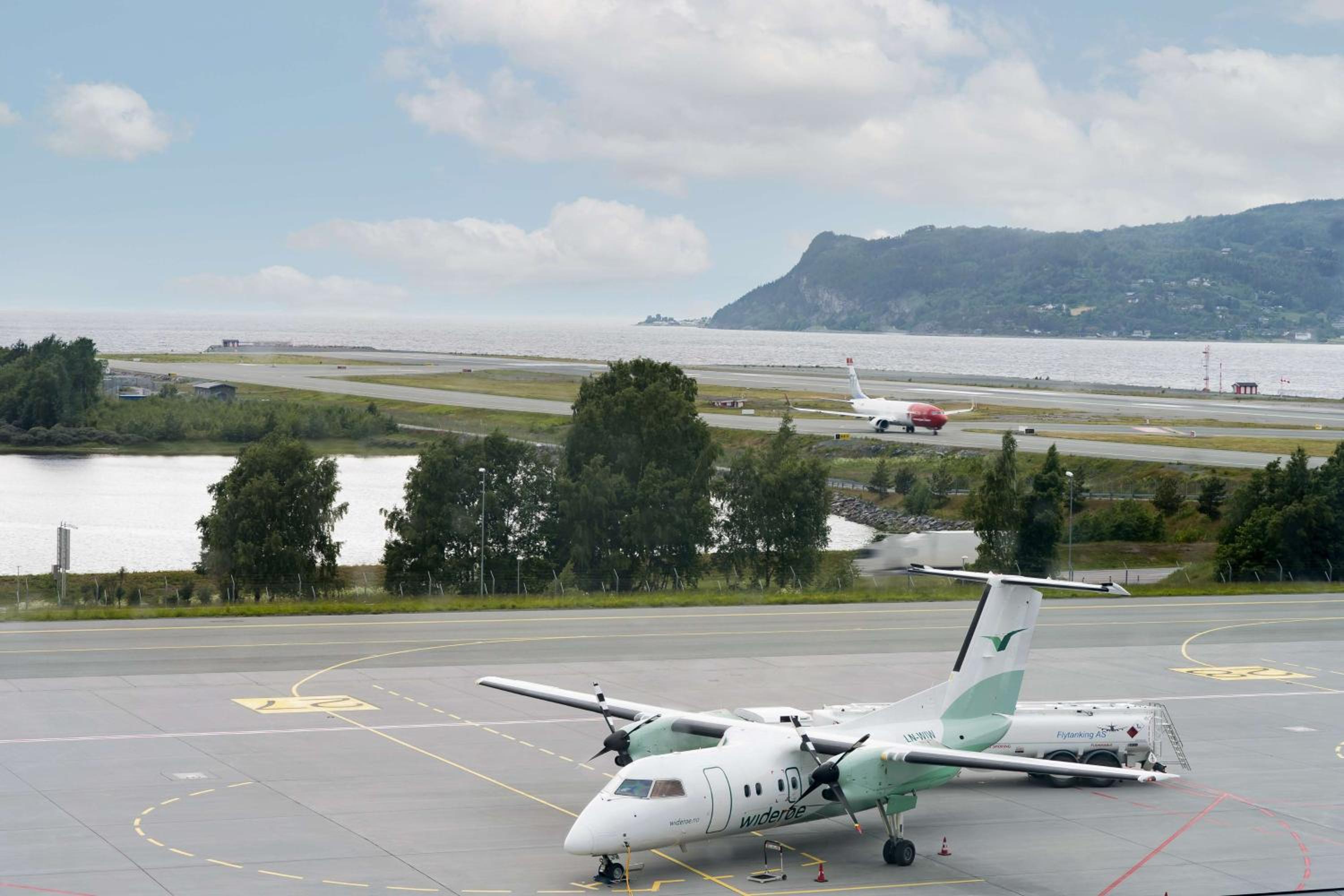 Premium Room with Fjord and Runway View - Photo 3