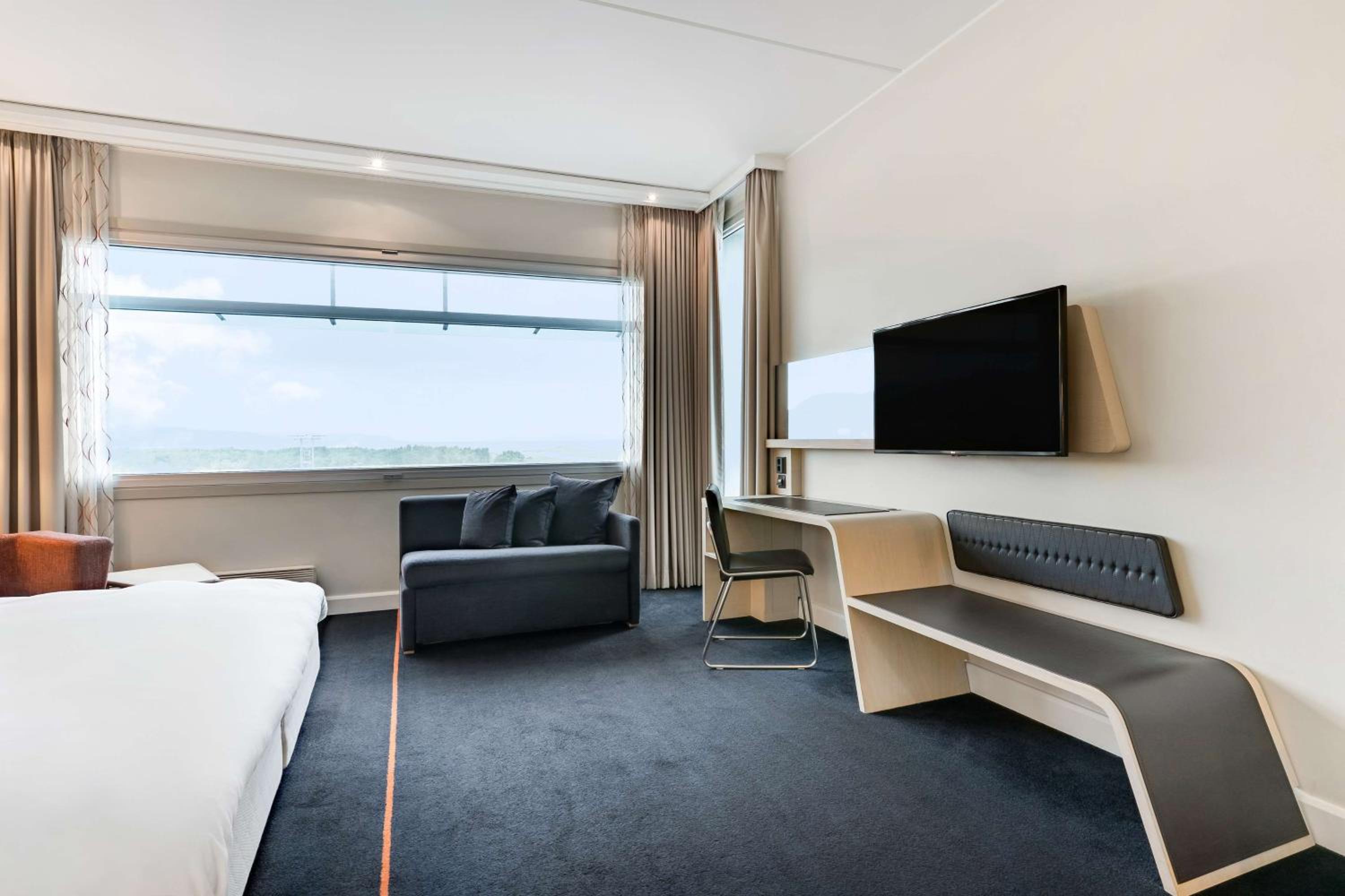 Premium Room with Fjord and Runway View - Photo 4
