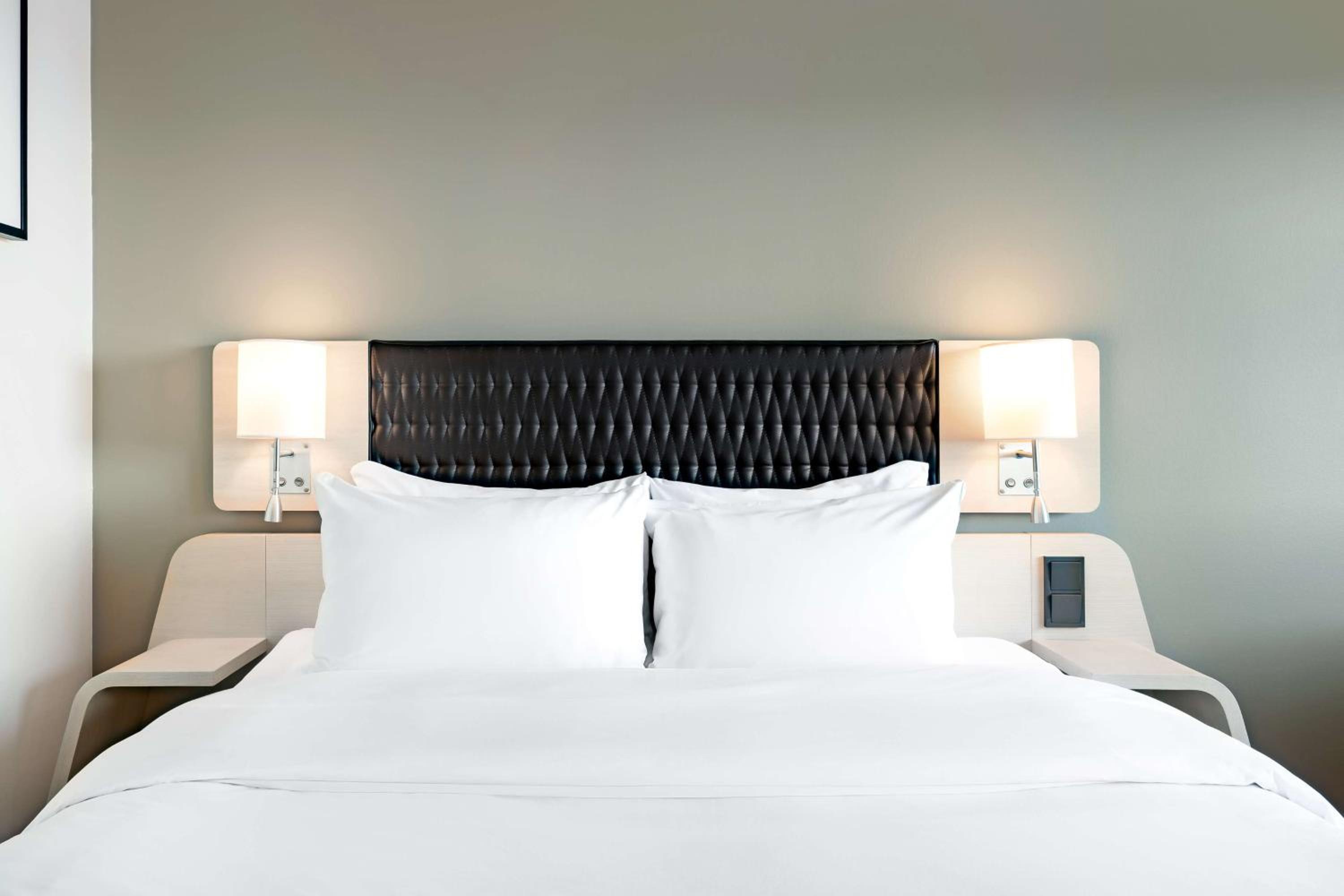 Premium Room with Fjord and Runway View - Photo 5