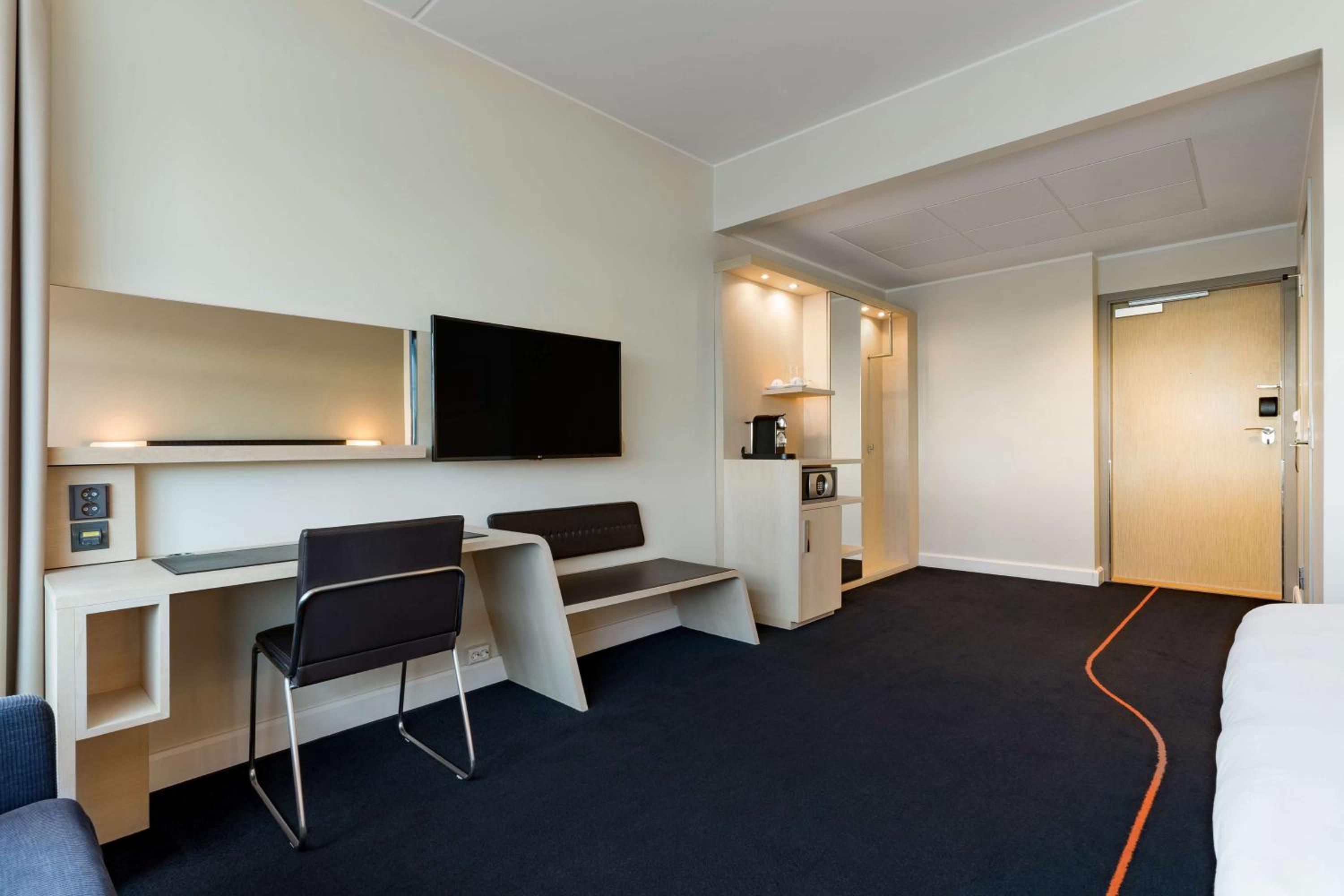Premium Room with Fjord and Runway View - Photo 7