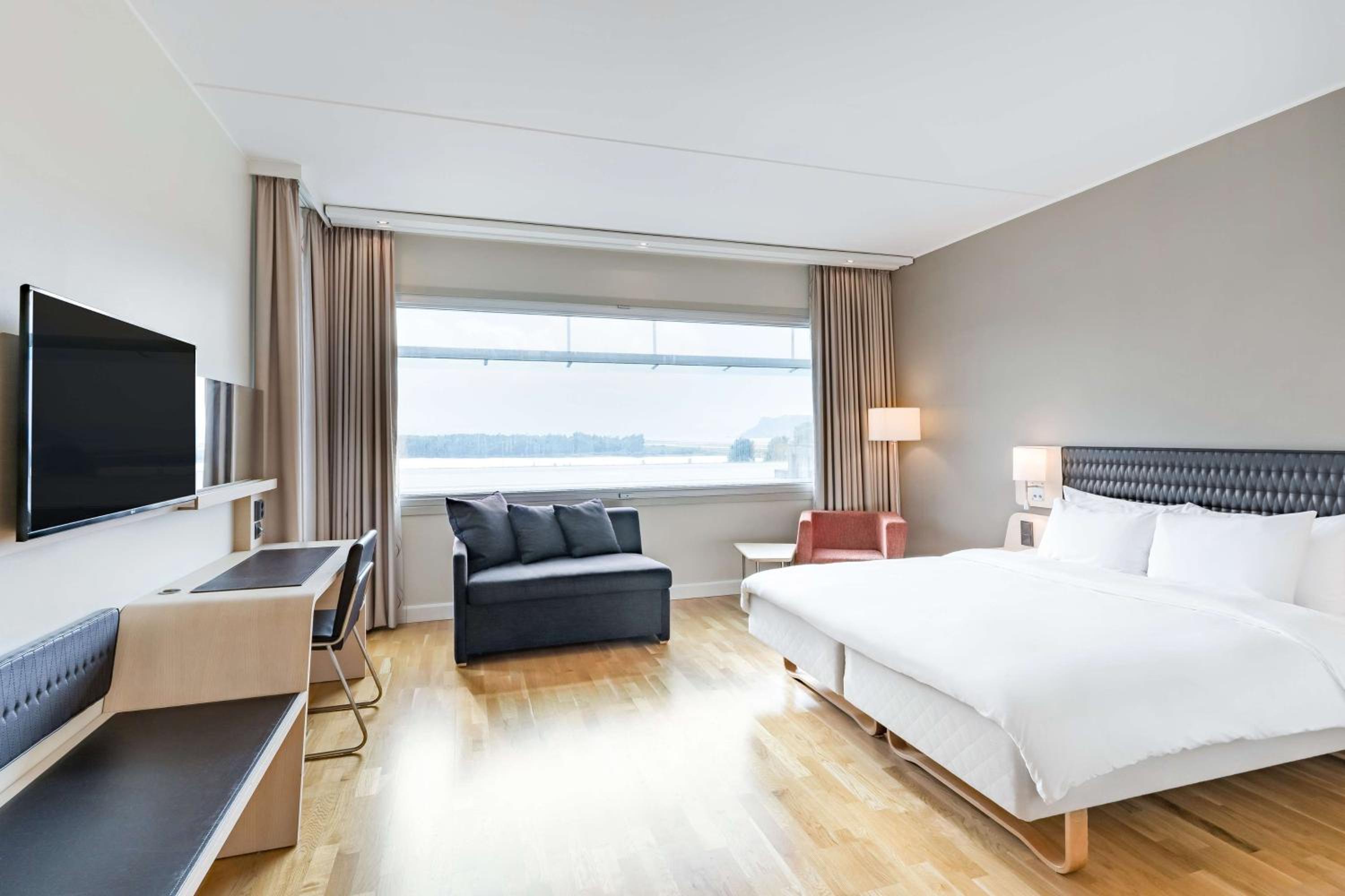 Premium Room with Fjord and Runway View - Photo 8