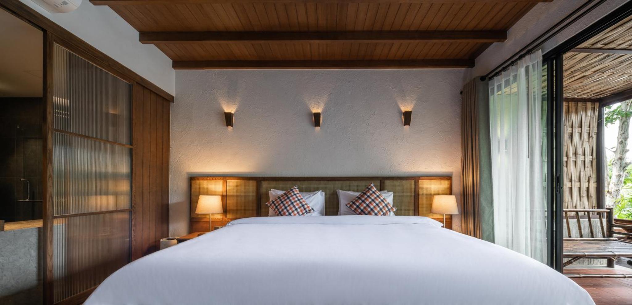 Deluxe Double or Twin Room with Pool View - Photo 14