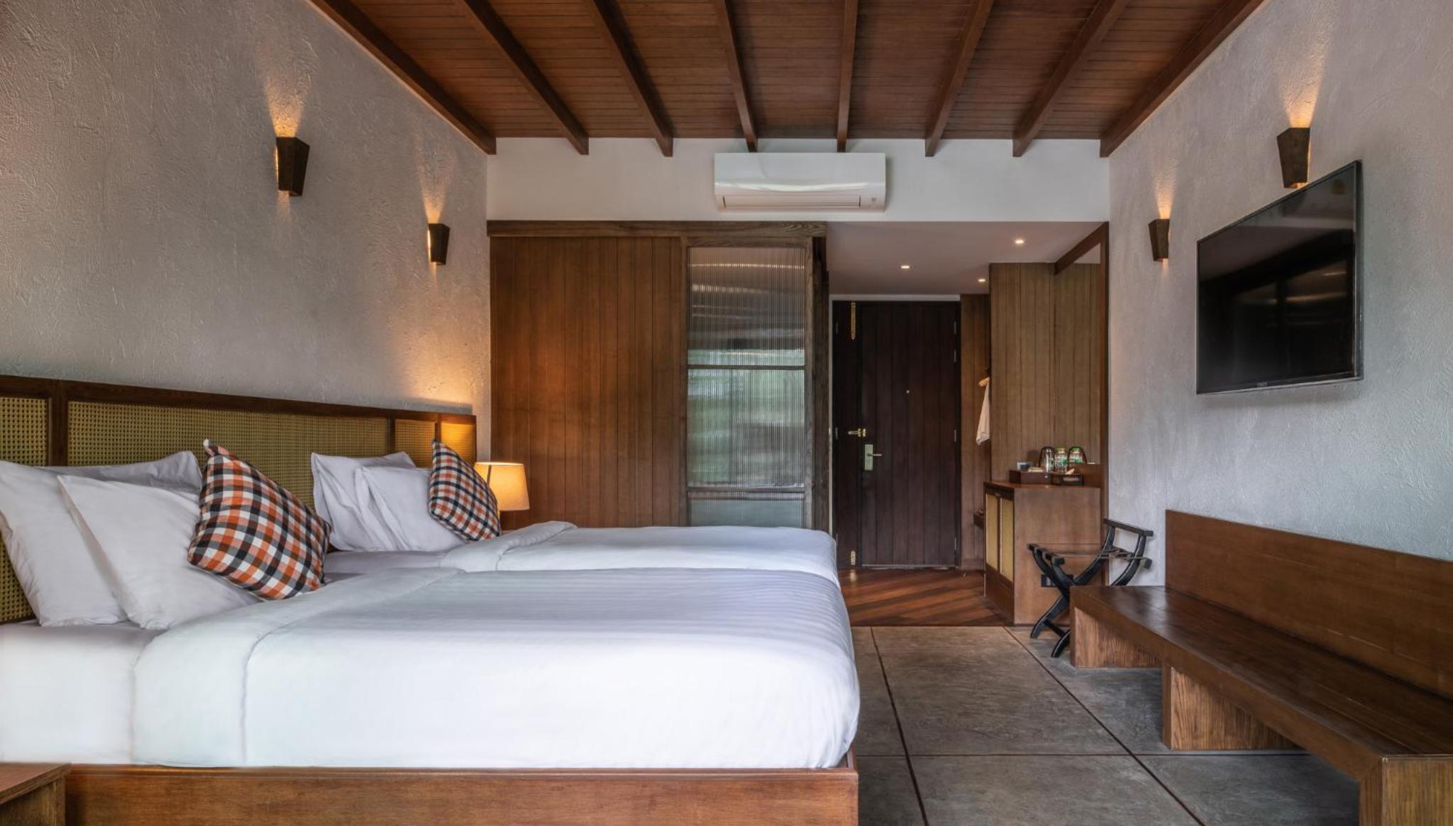 Deluxe Double or Twin Room with Pool View - Photo 9