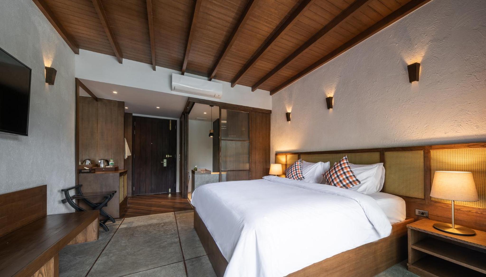 Deluxe Double or Twin Room with Pool View - Photo 16