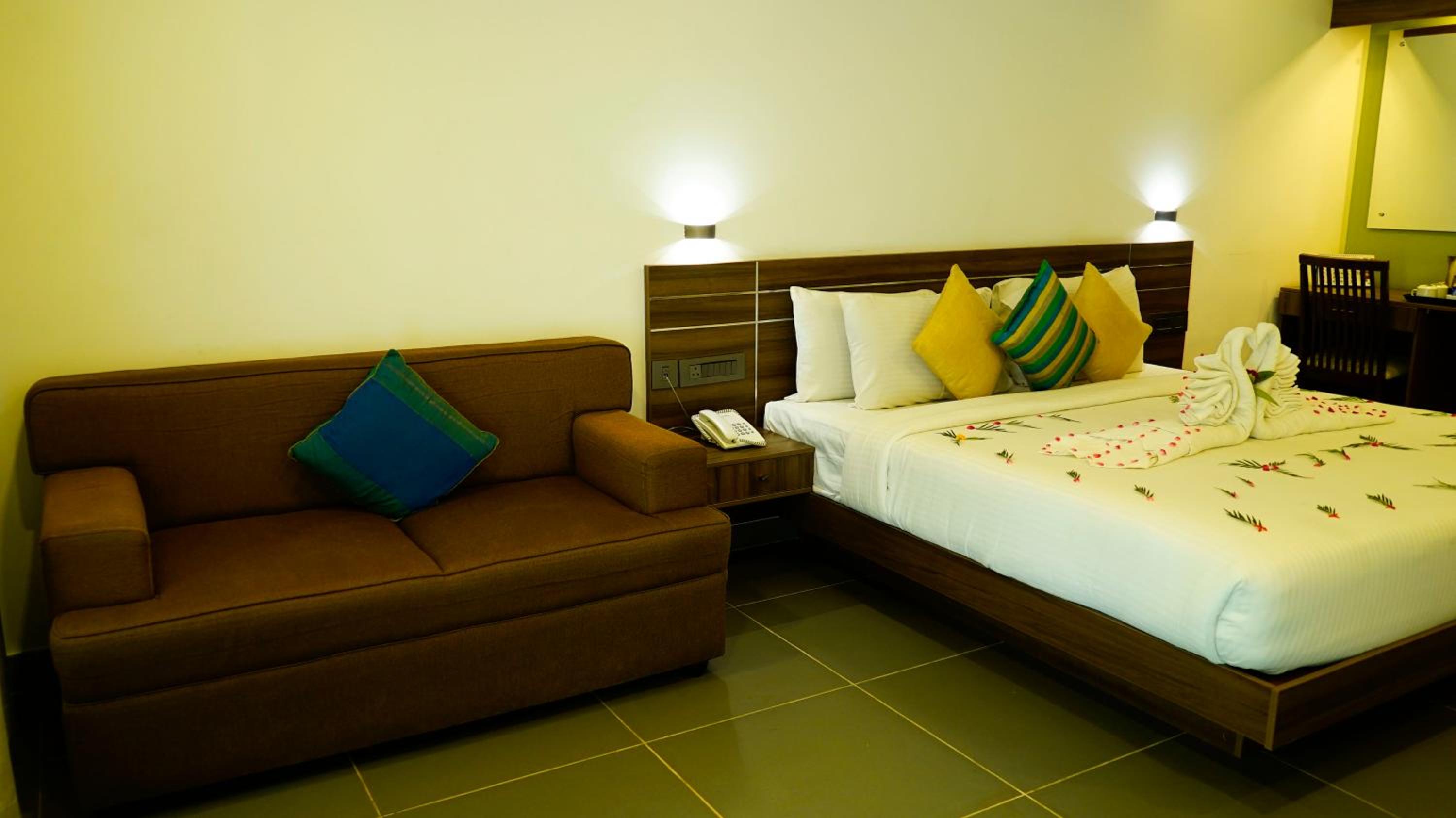 Deluxe Double Room (2 Adults + 1 Child) photo 2