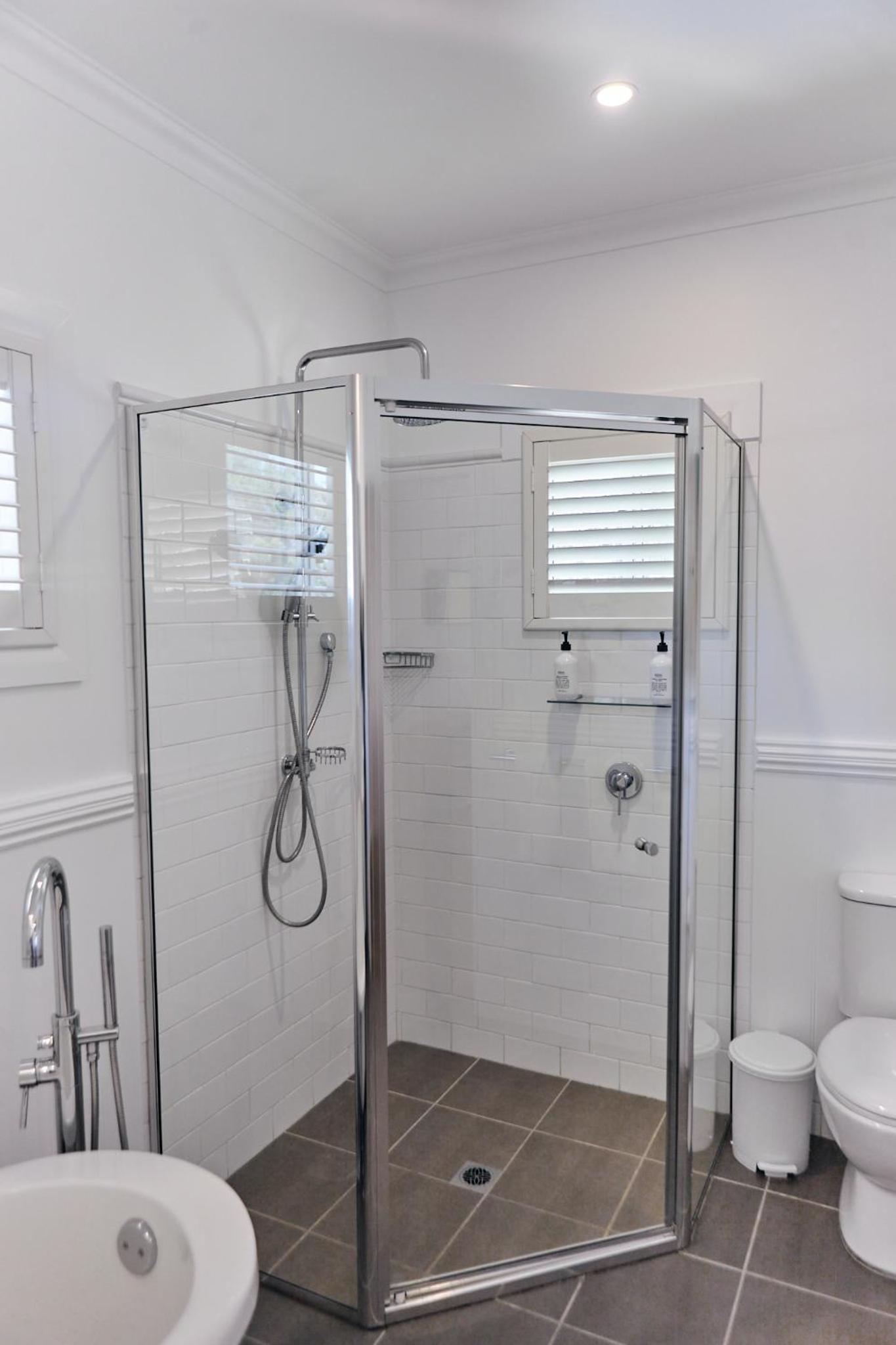 1 Breeze King Suite - with Bath photo 3