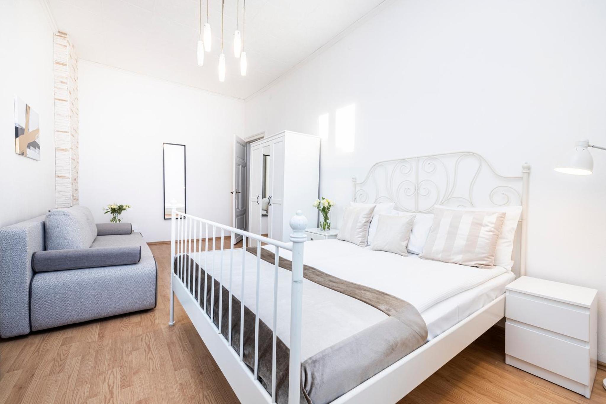 Two-Bedroom Apartment with Living Room - Photo 2