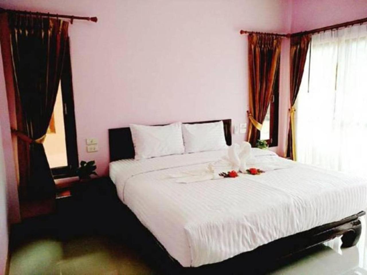 Deluxe Garden Chalet photo 3