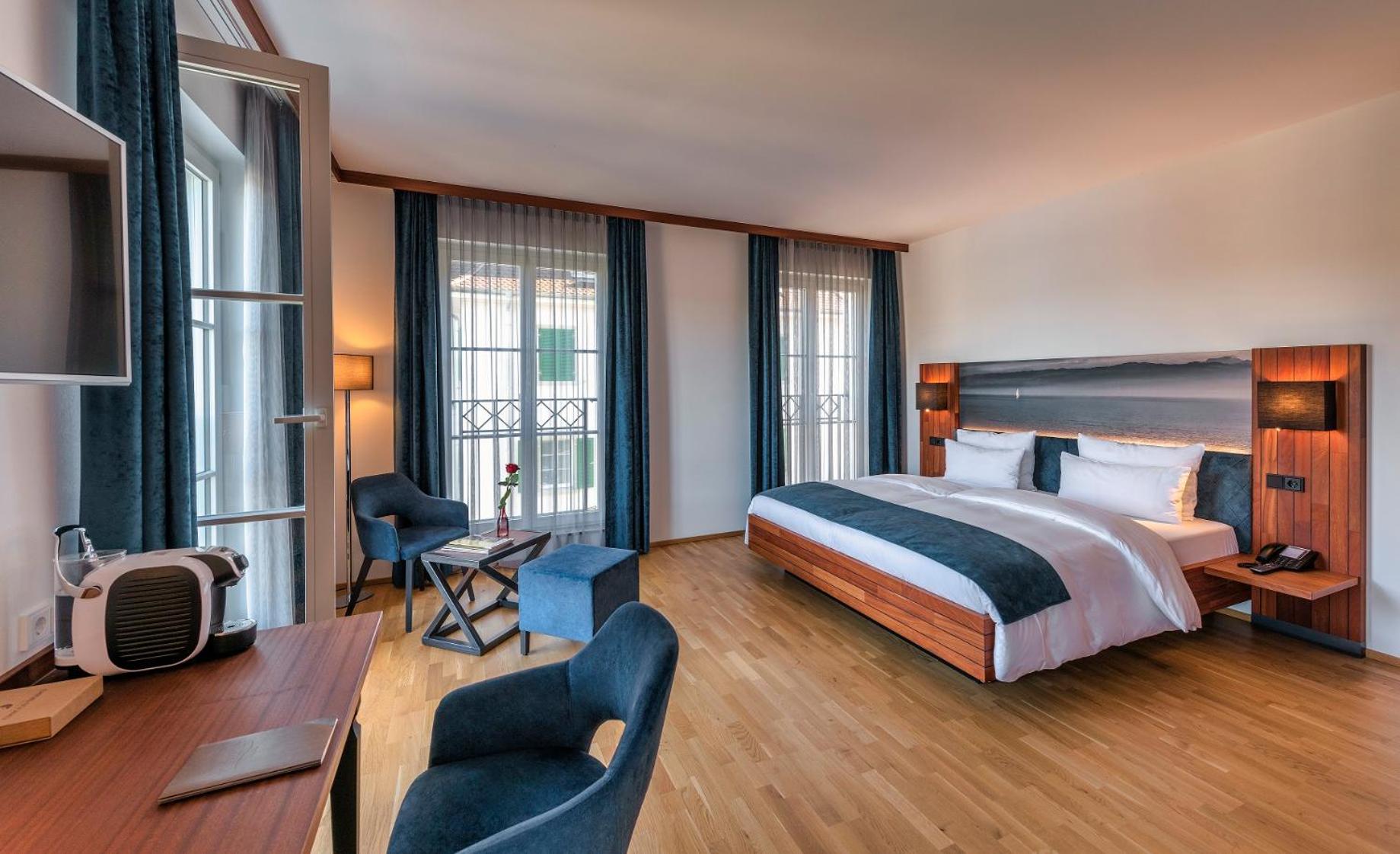 Double Room with Lake View - Photo 5