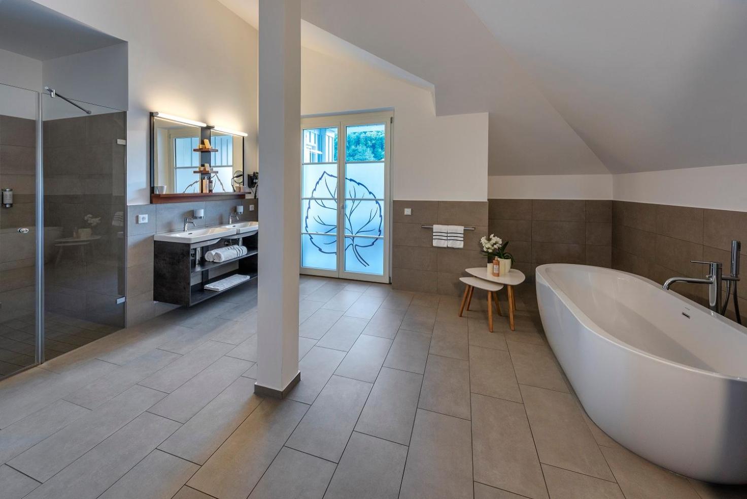 Suite with Lake View - Photo 3