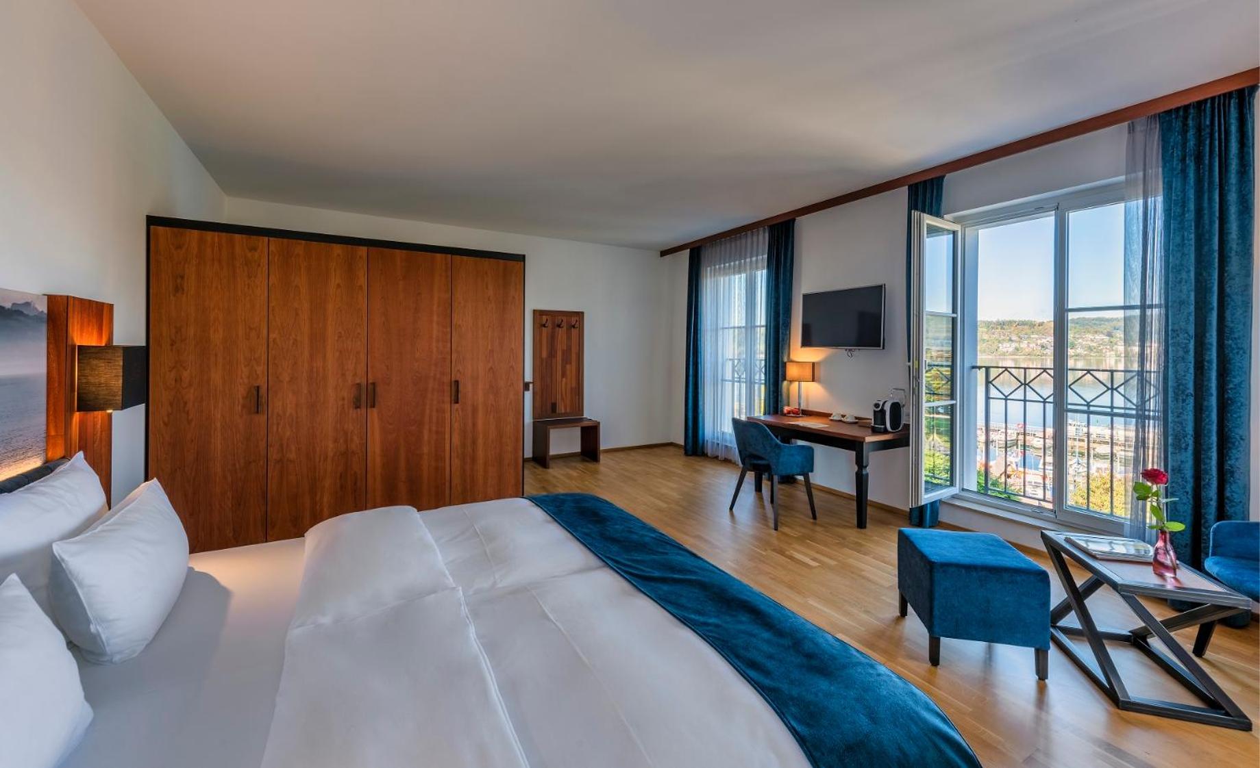 Double Room with Lake View - Photo 2