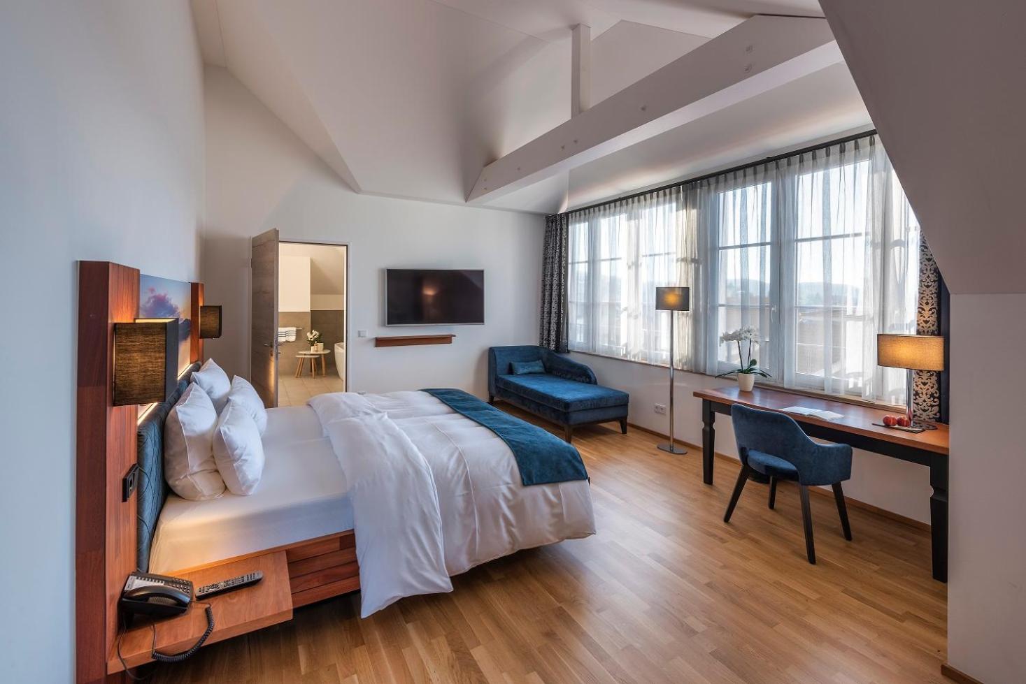 Suite with Lake View - Photo 5