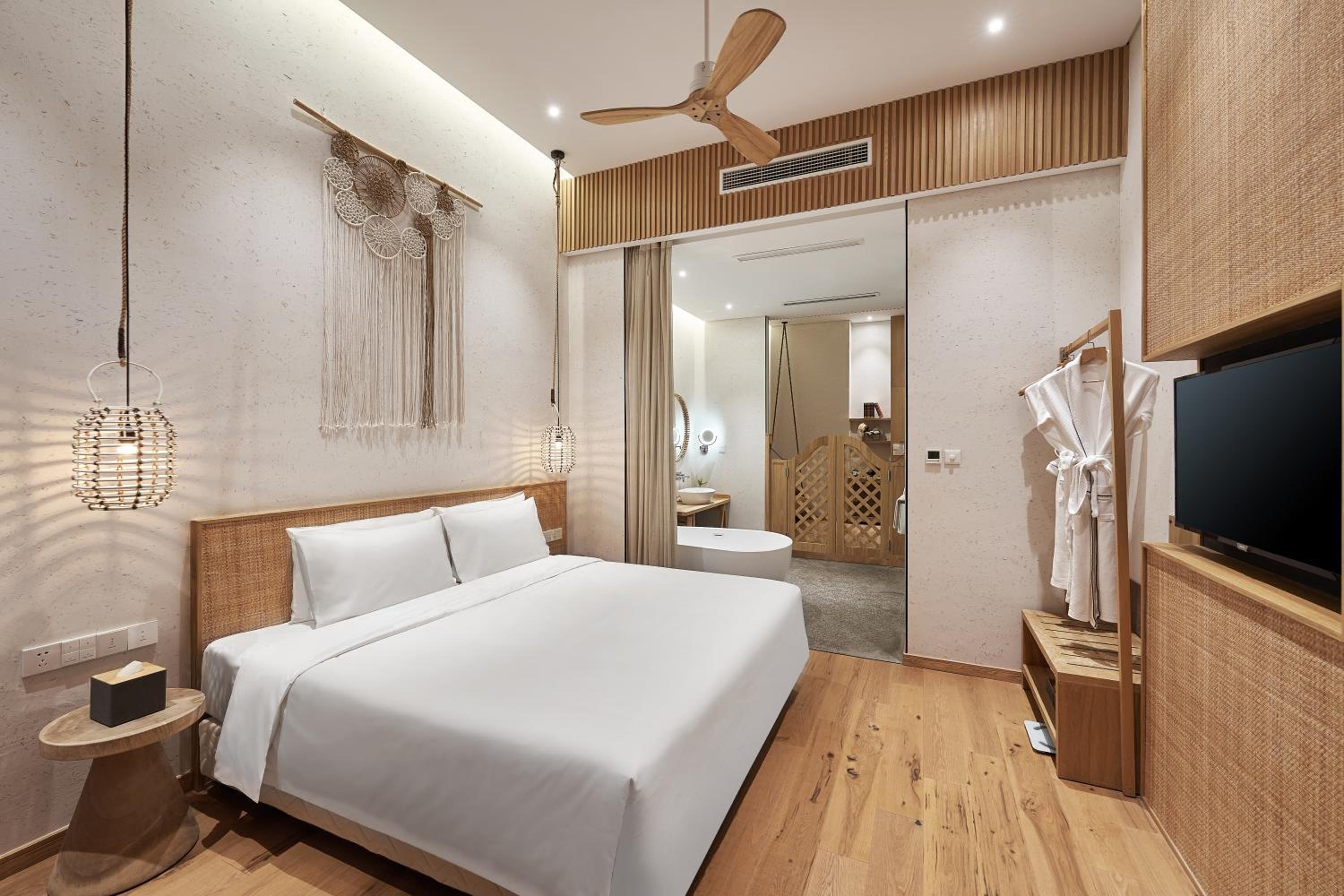 Deluxe Suite with Spa Bath