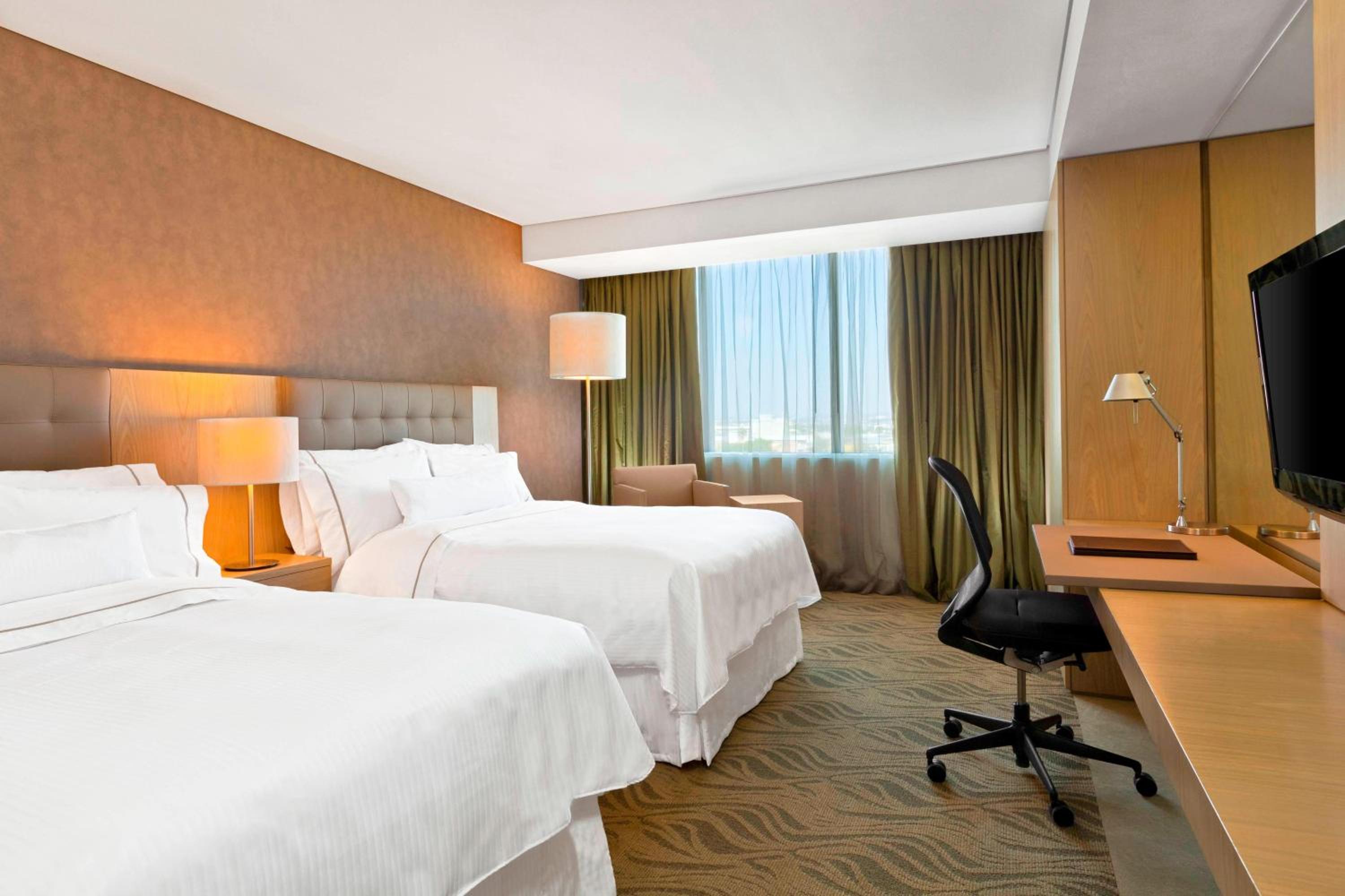 Deluxe 2 Queen Beds, Guest room, 2 Double, City view - Photo 1