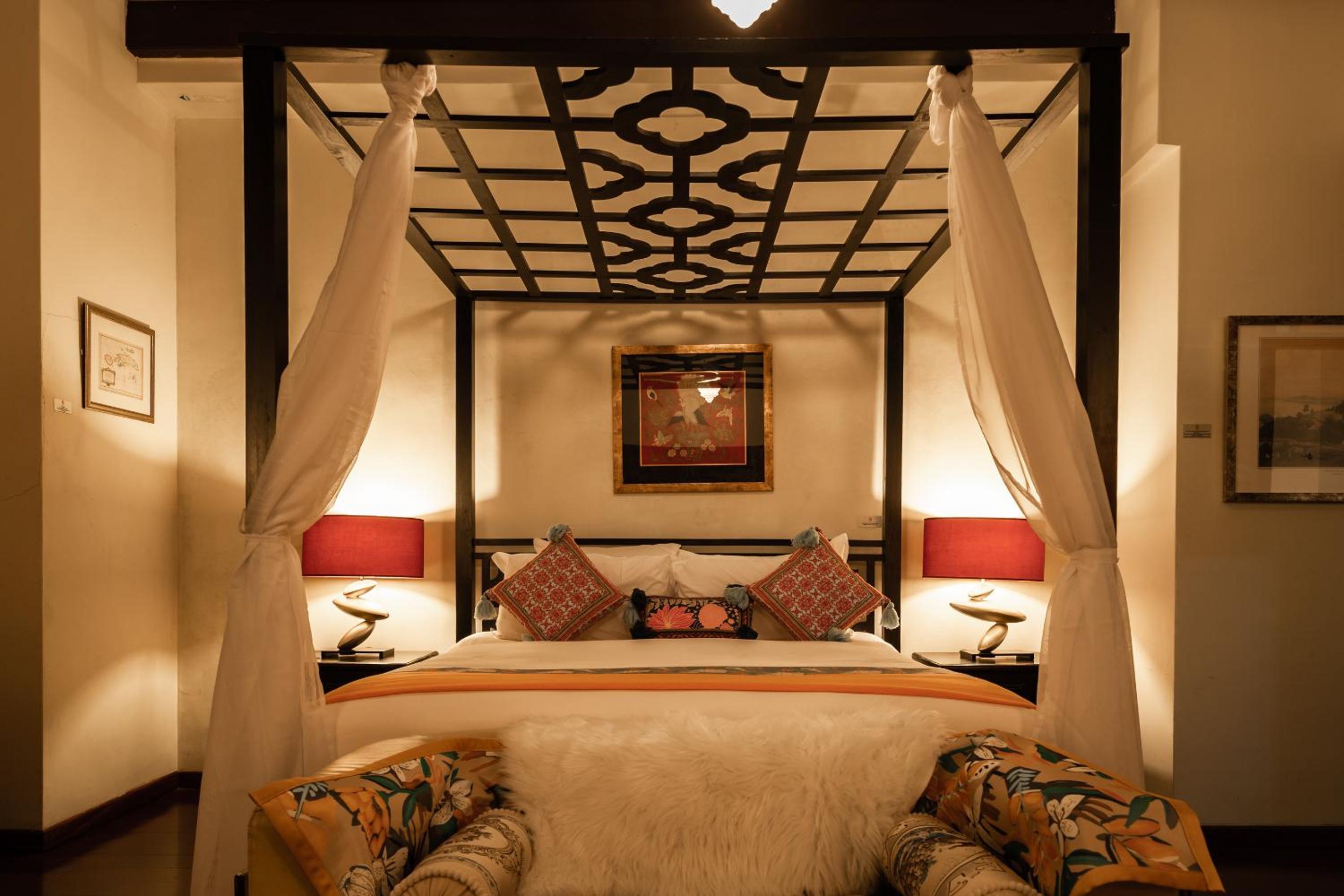 Hutton Deluxe King Room with Jacuzzi and Balcony photo 3