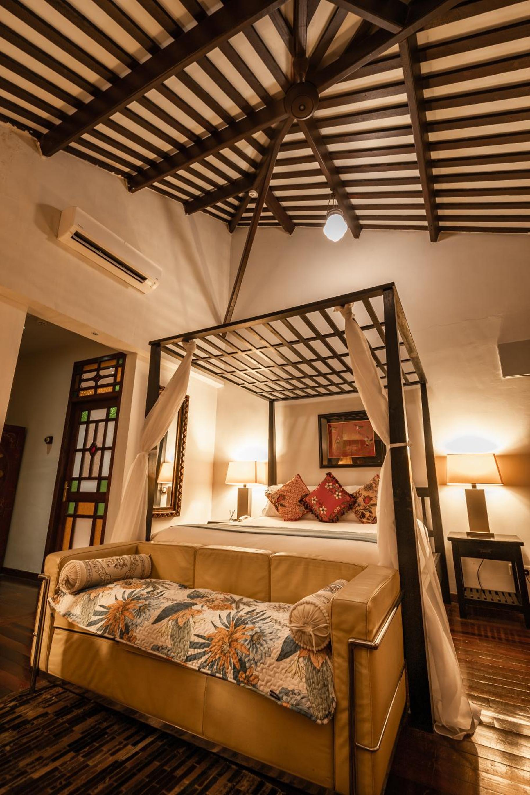 Hutton Deluxe King Room with Jacuzzi photo 2