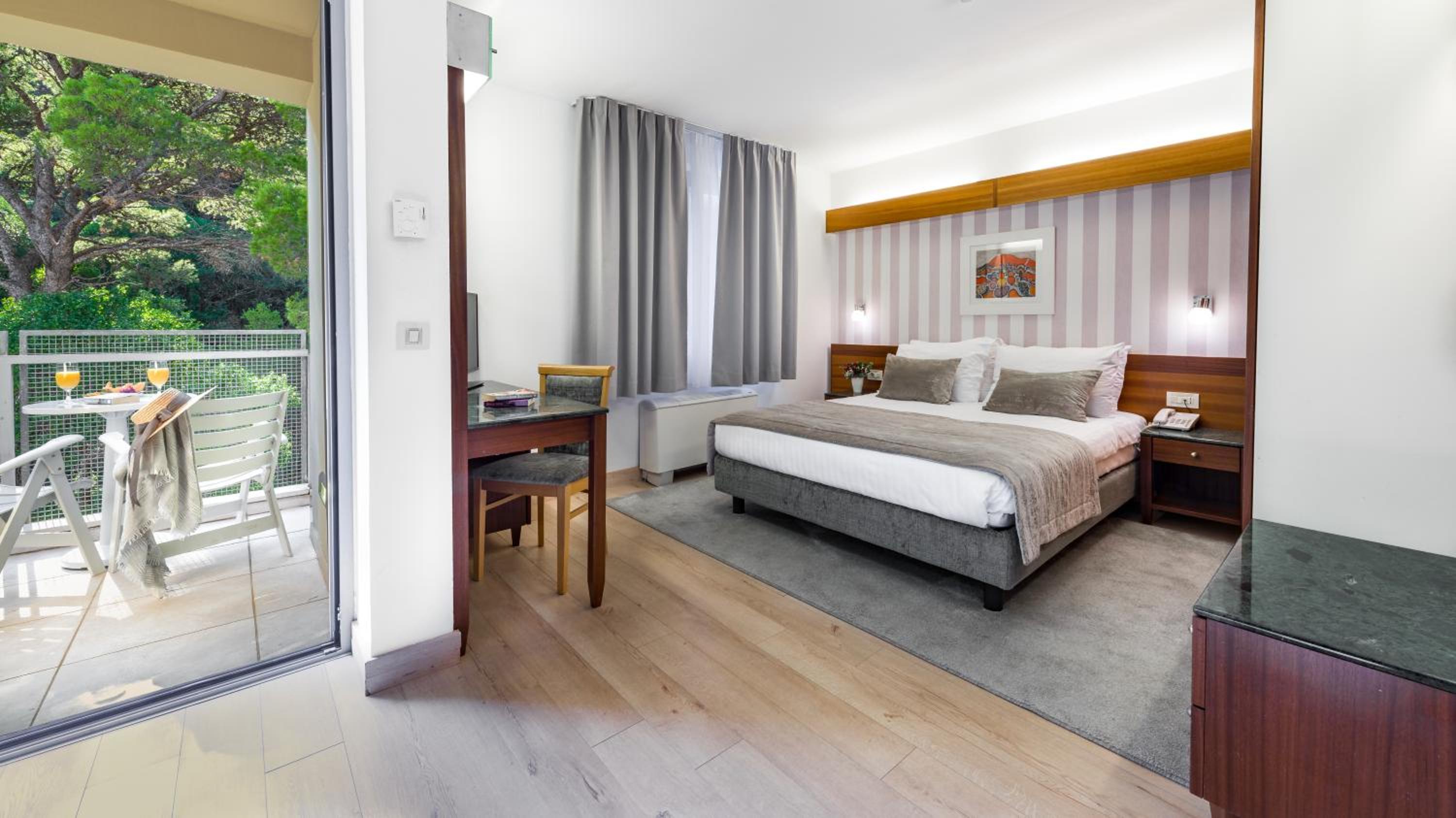 Double Room with Balcony and Park View thumbnail 6