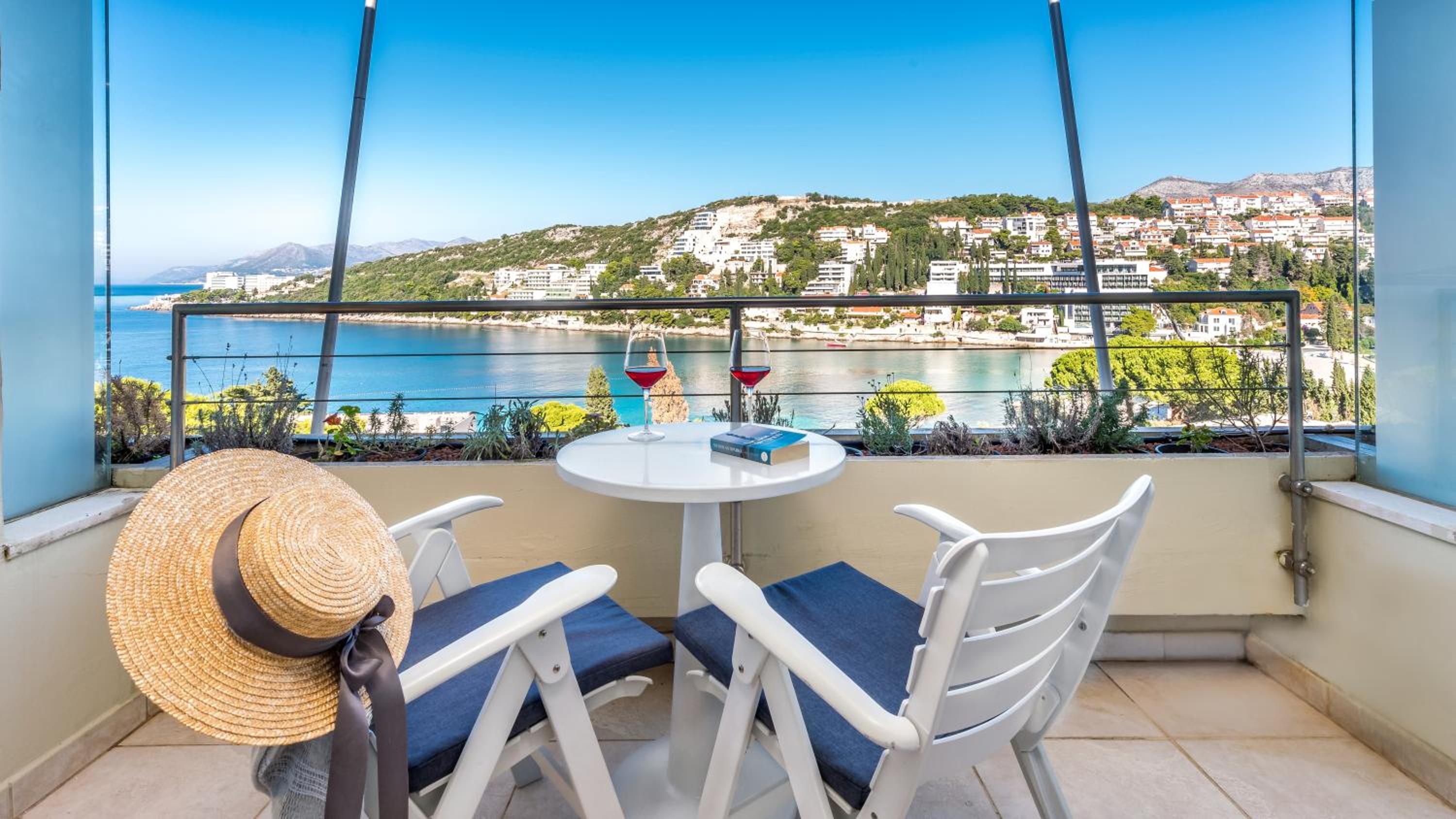 Double/Twin Room with Balcony and Sea View