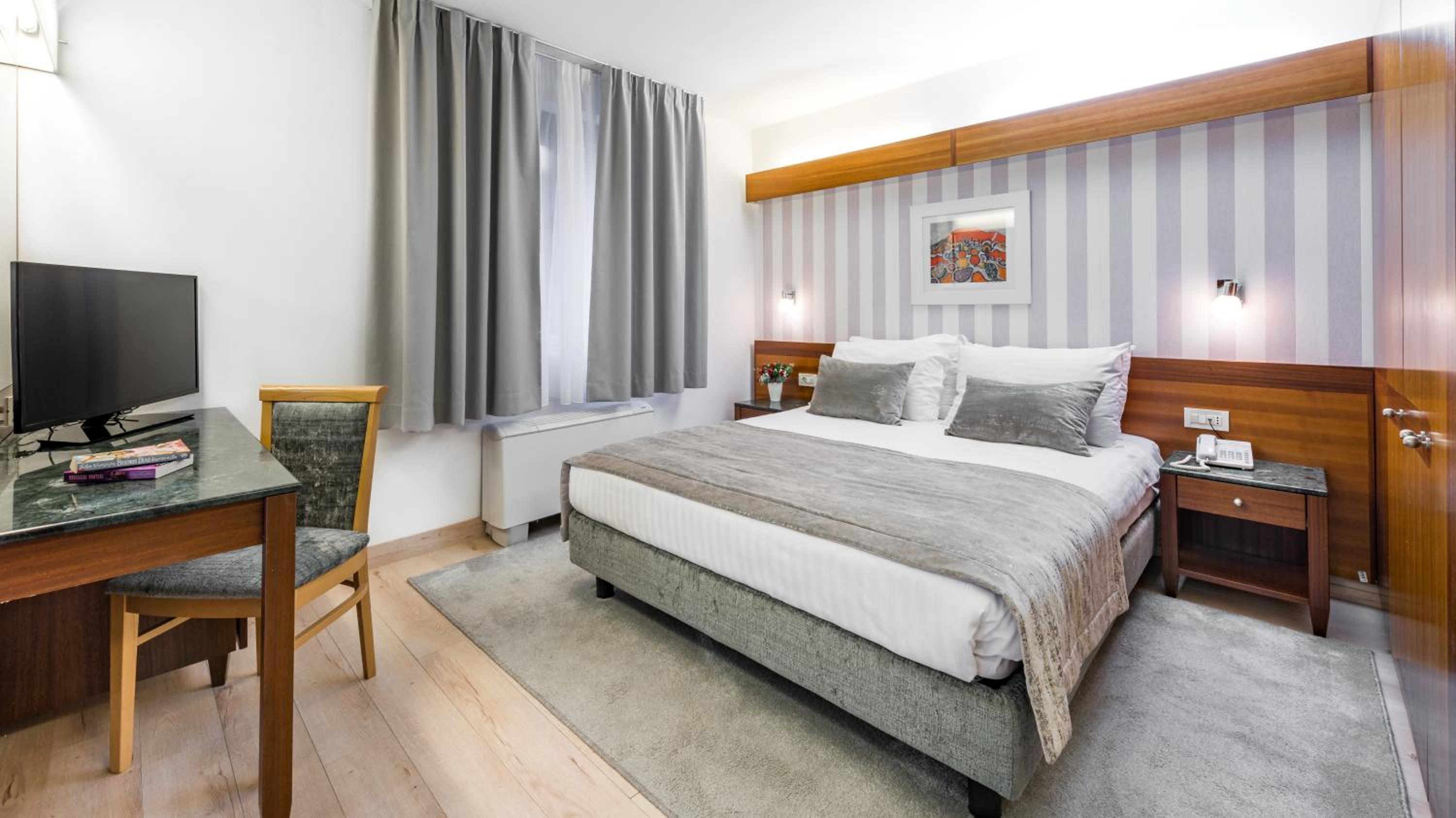 Double Room with Balcony and Park View