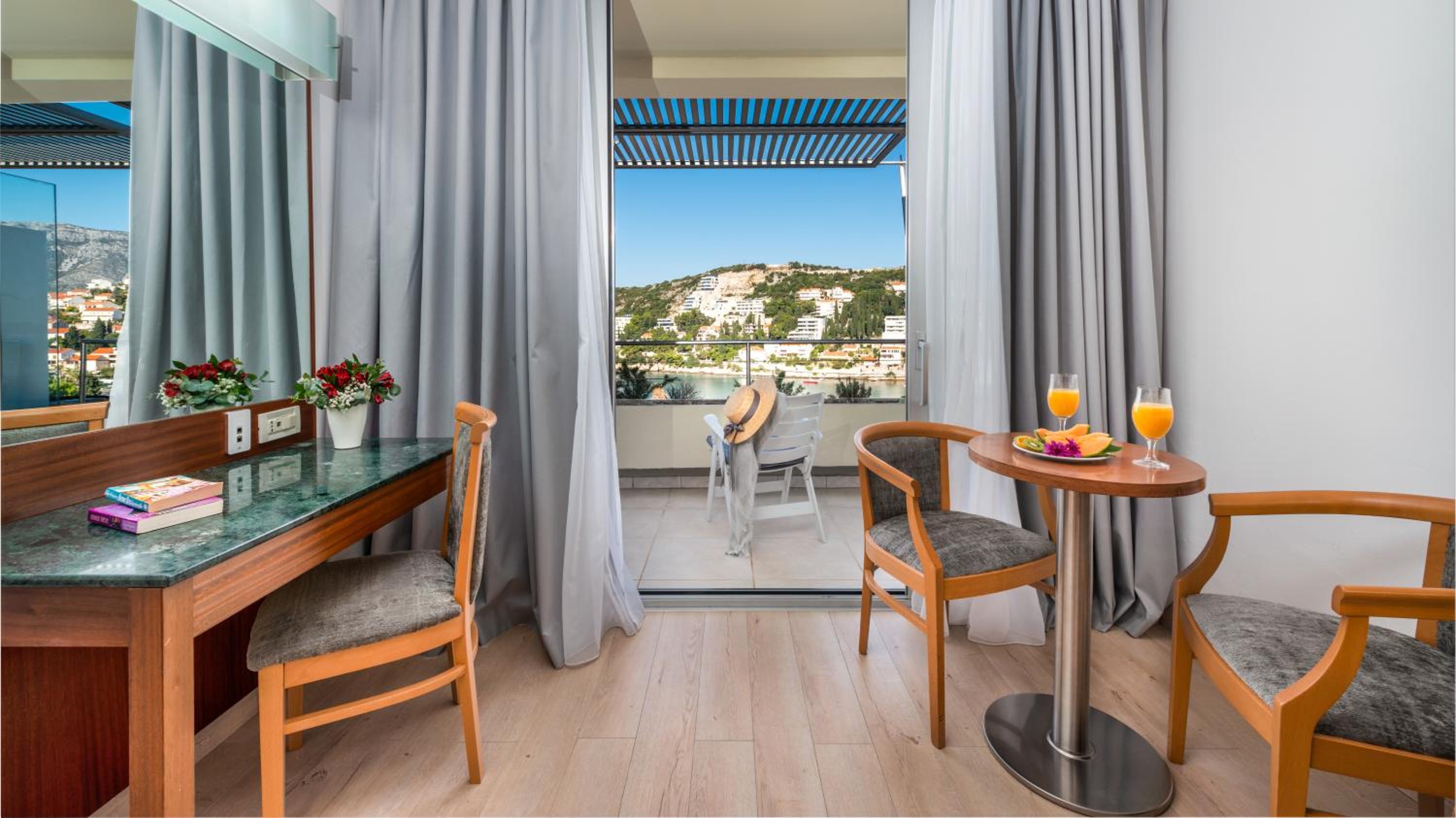 Superior Room with Balcony and Sea View