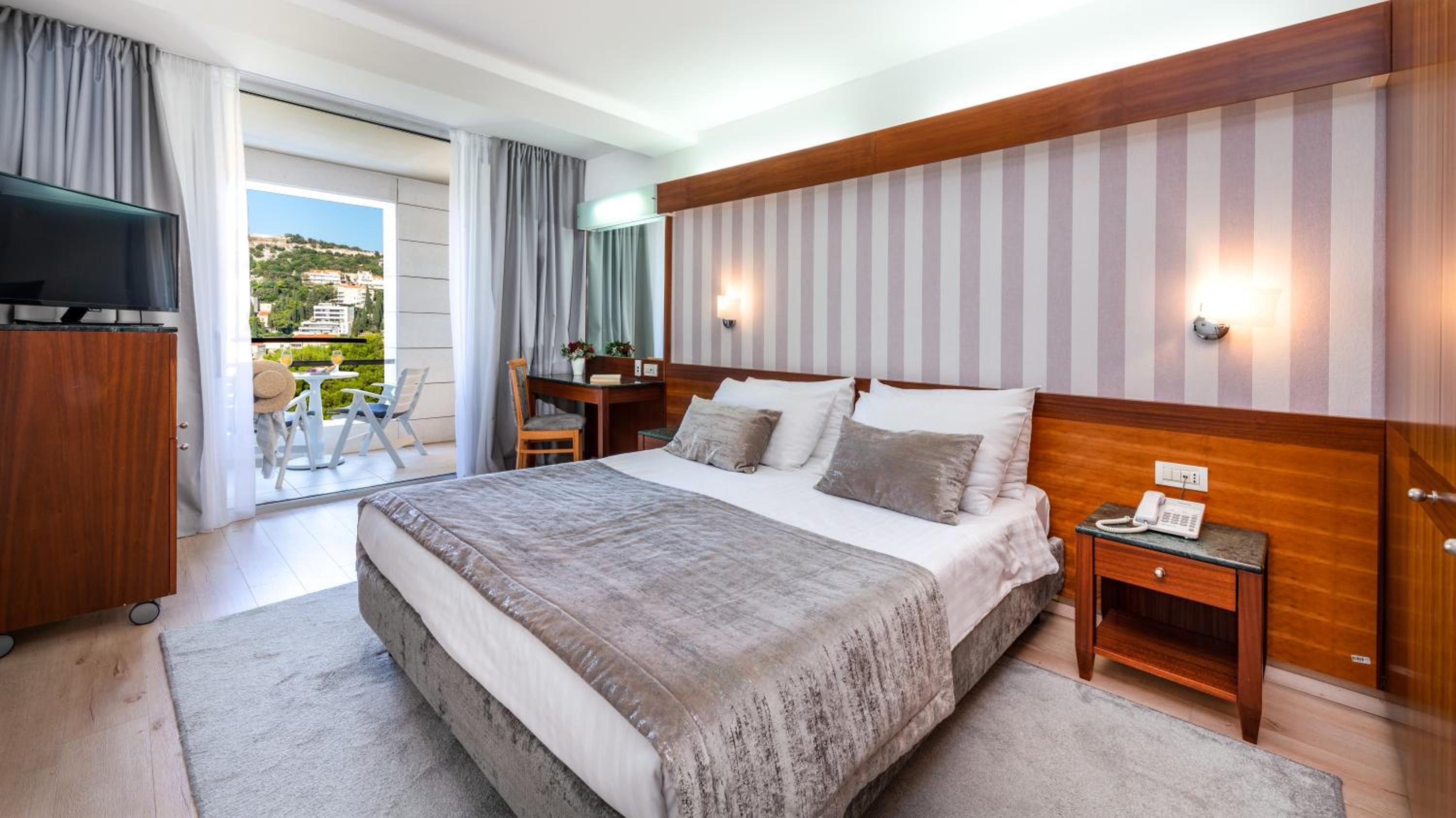 Double/Twin Room with Balcony and Sea View