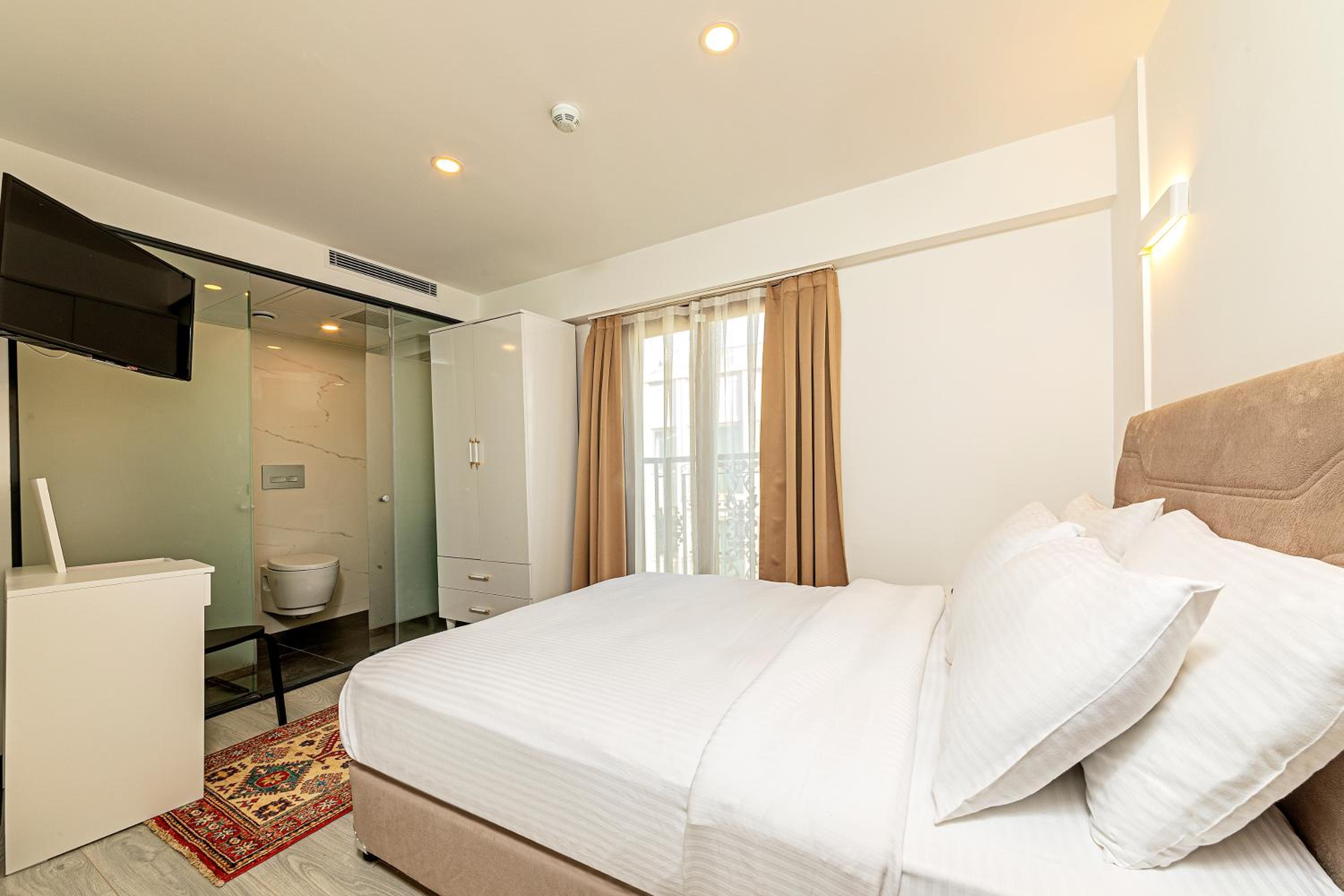 Budget Double Room photo 3